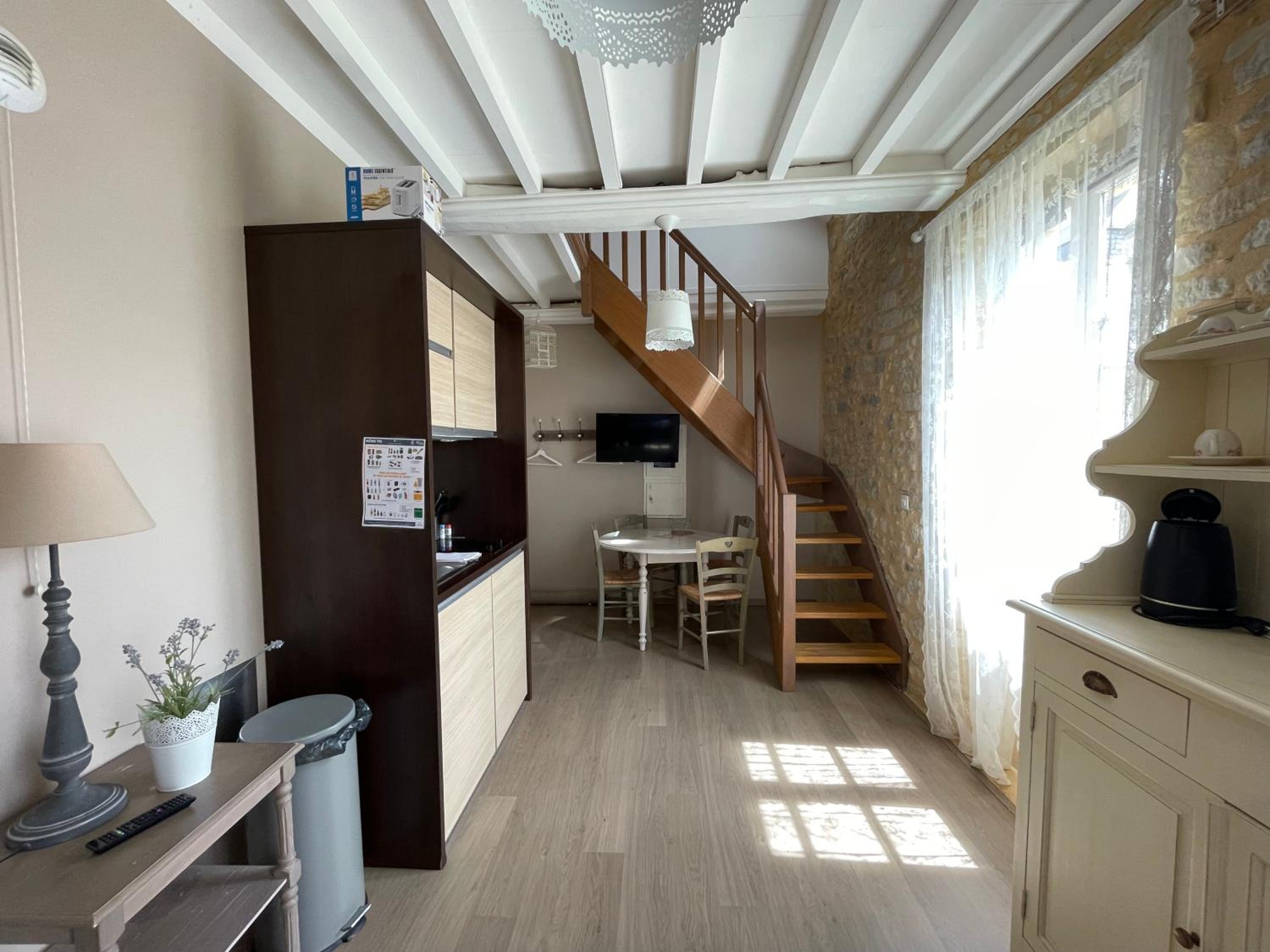 Duplex 1er étage résidence "Charme" centre Bayeux jardin aménagé commun proche des plages du débarquement parking gratuit à proximité Images