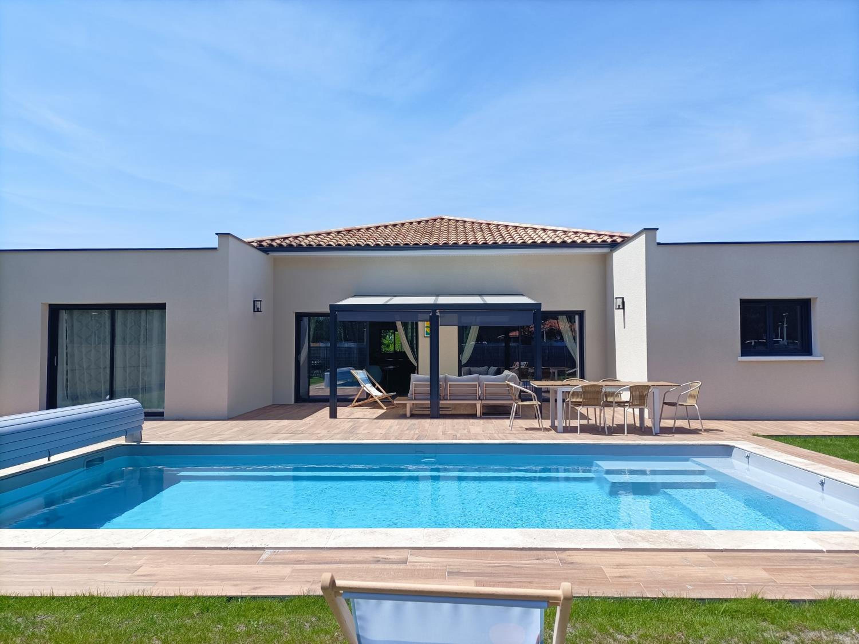 Maison neuve 200m2 climatisée avec sa piscine chauffée, proche de la plage et des commerces Images