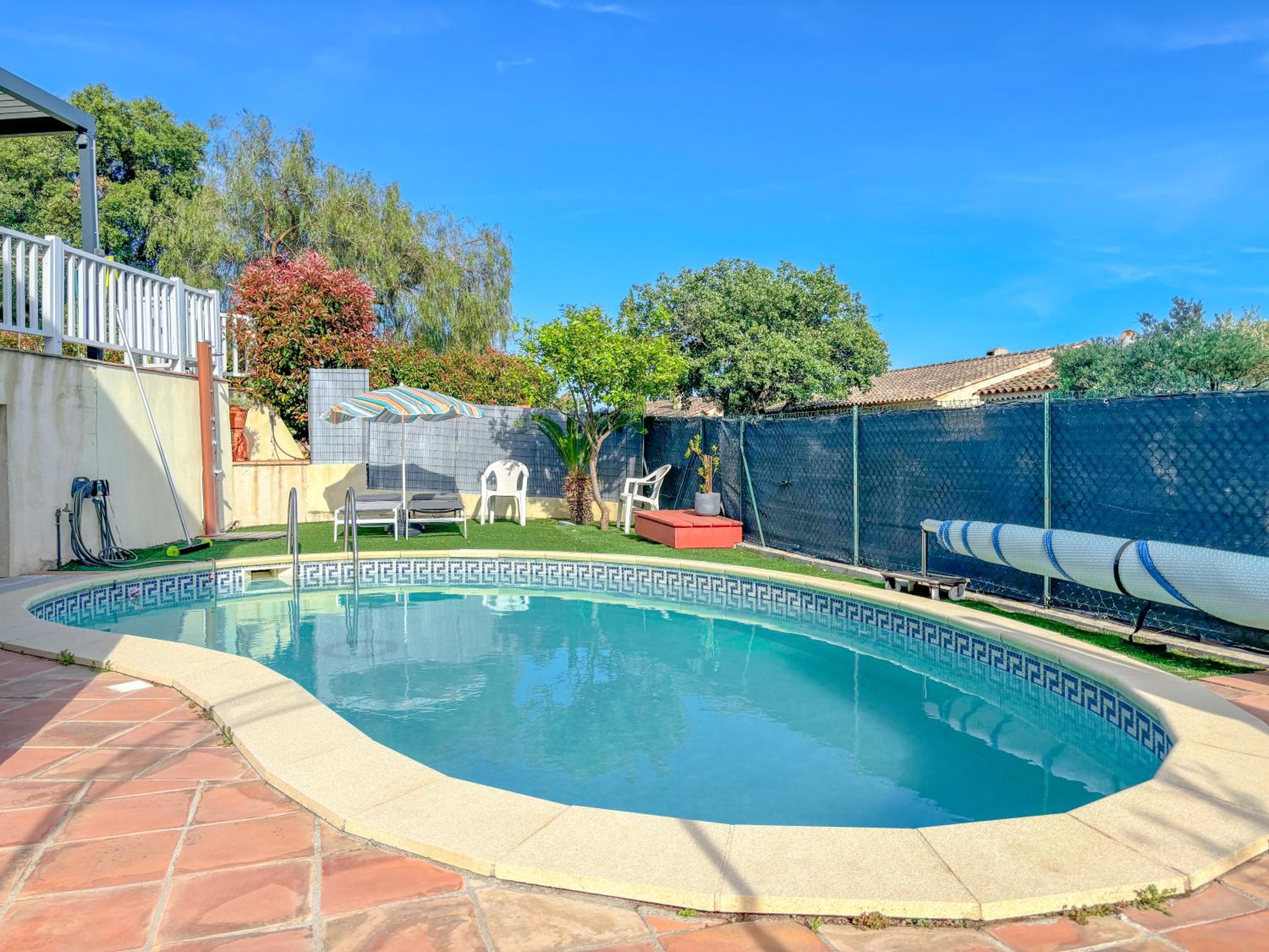 Charmant rez-de-villa avec piscine et terrasse Images