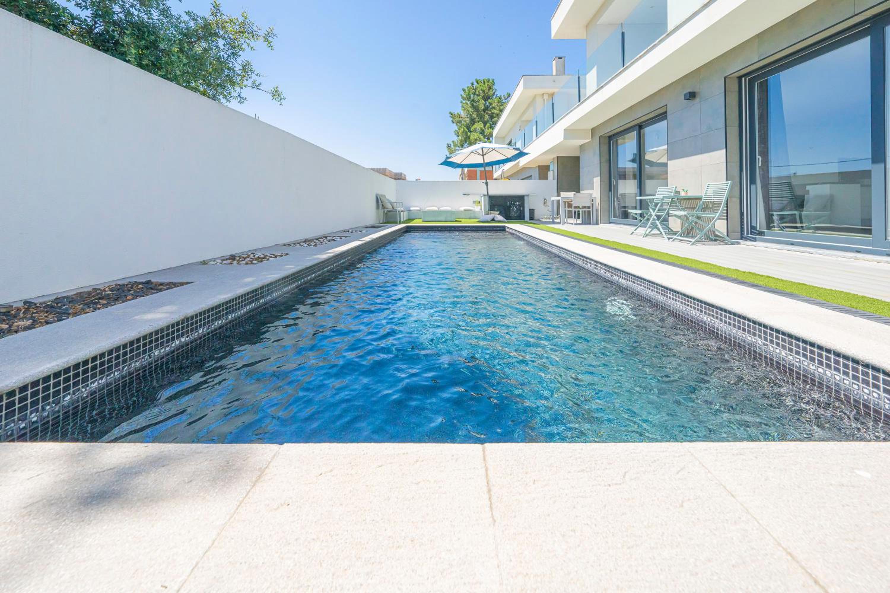 Black Pool House 15 minutes away from Praia da Costa Caparica Images