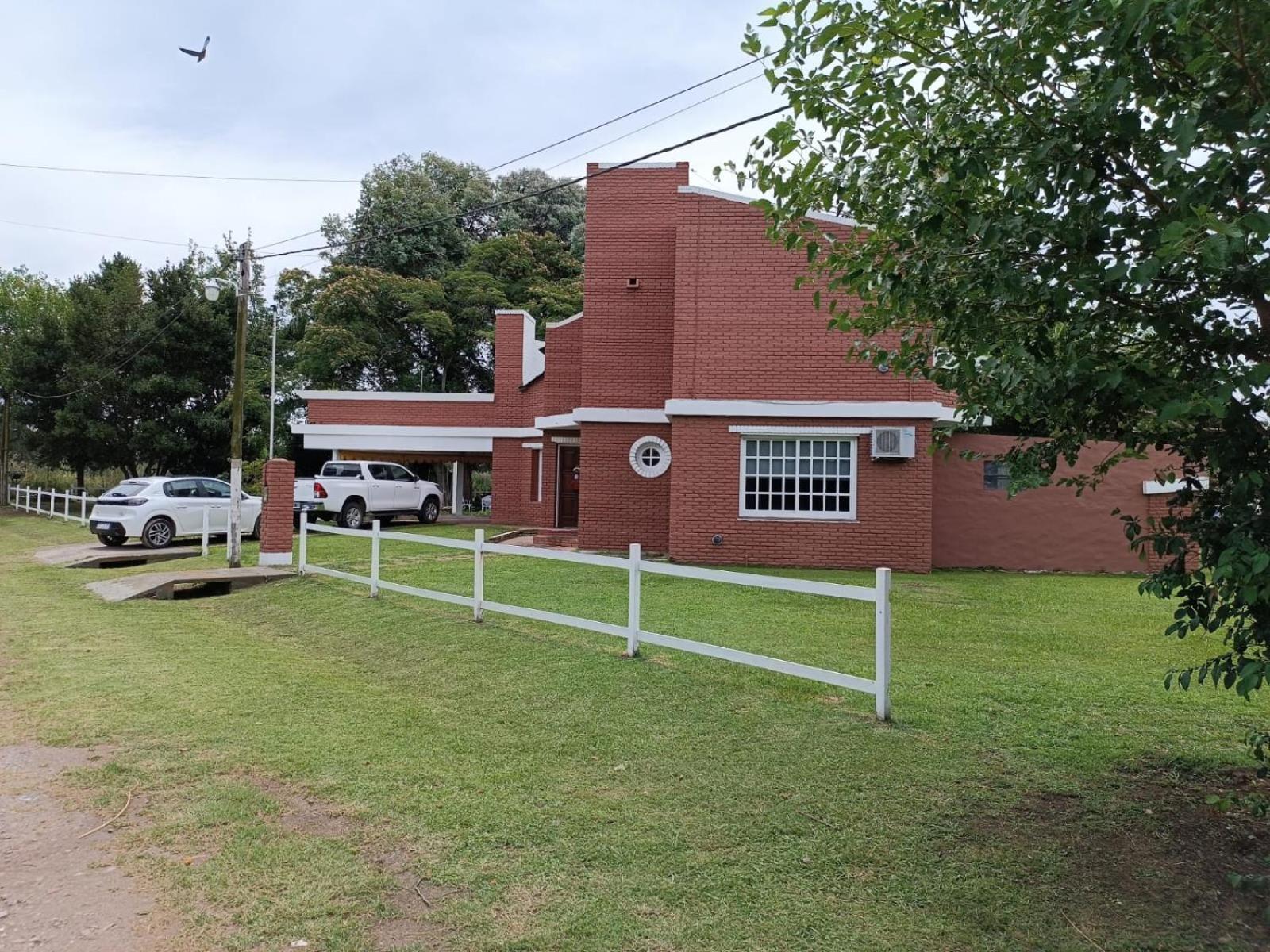 La soñada casa de campo en Lobos Images