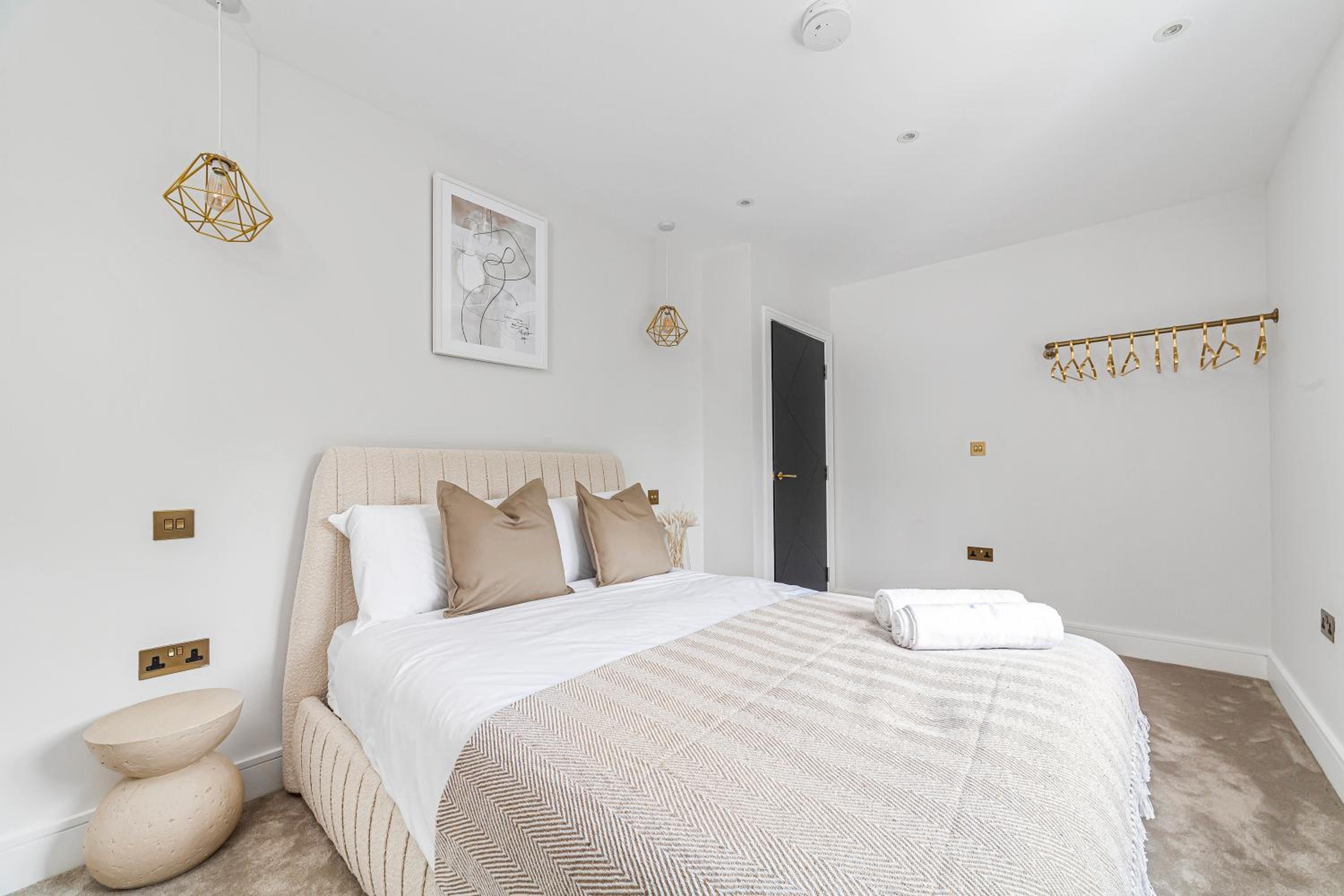 Arte Stays - Serviced Apartments for Leisure and Business - Private Parking - 12 minutes walking from Wembley Stadium Images