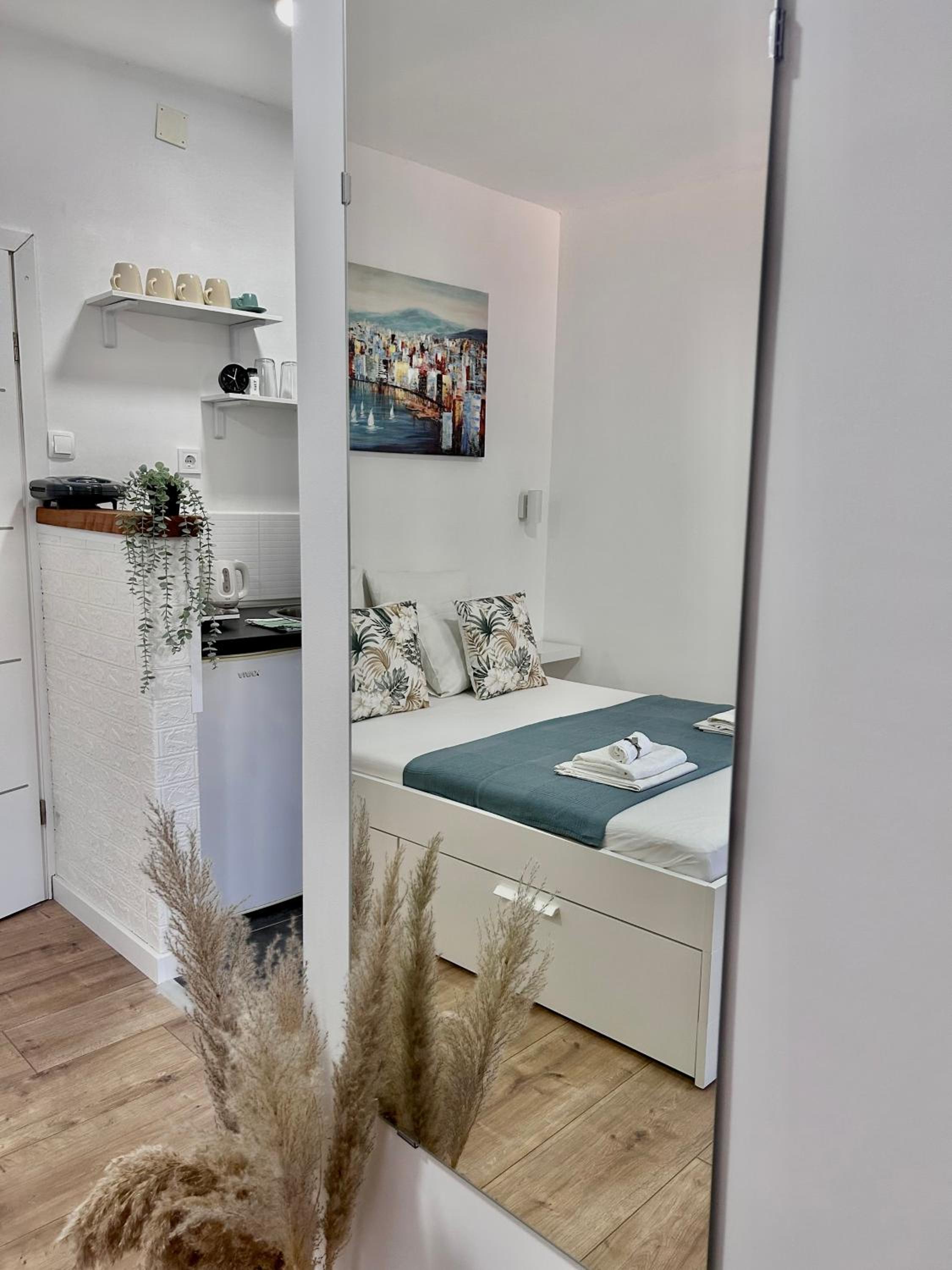 Studio apartments RAFAEL - 4 minutes to the beach Images