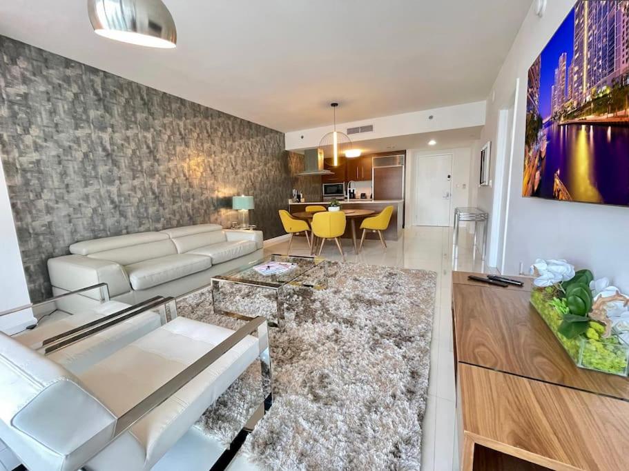 icon-brickell-1-br-king-bed-sofa-bed-city-and-bayview