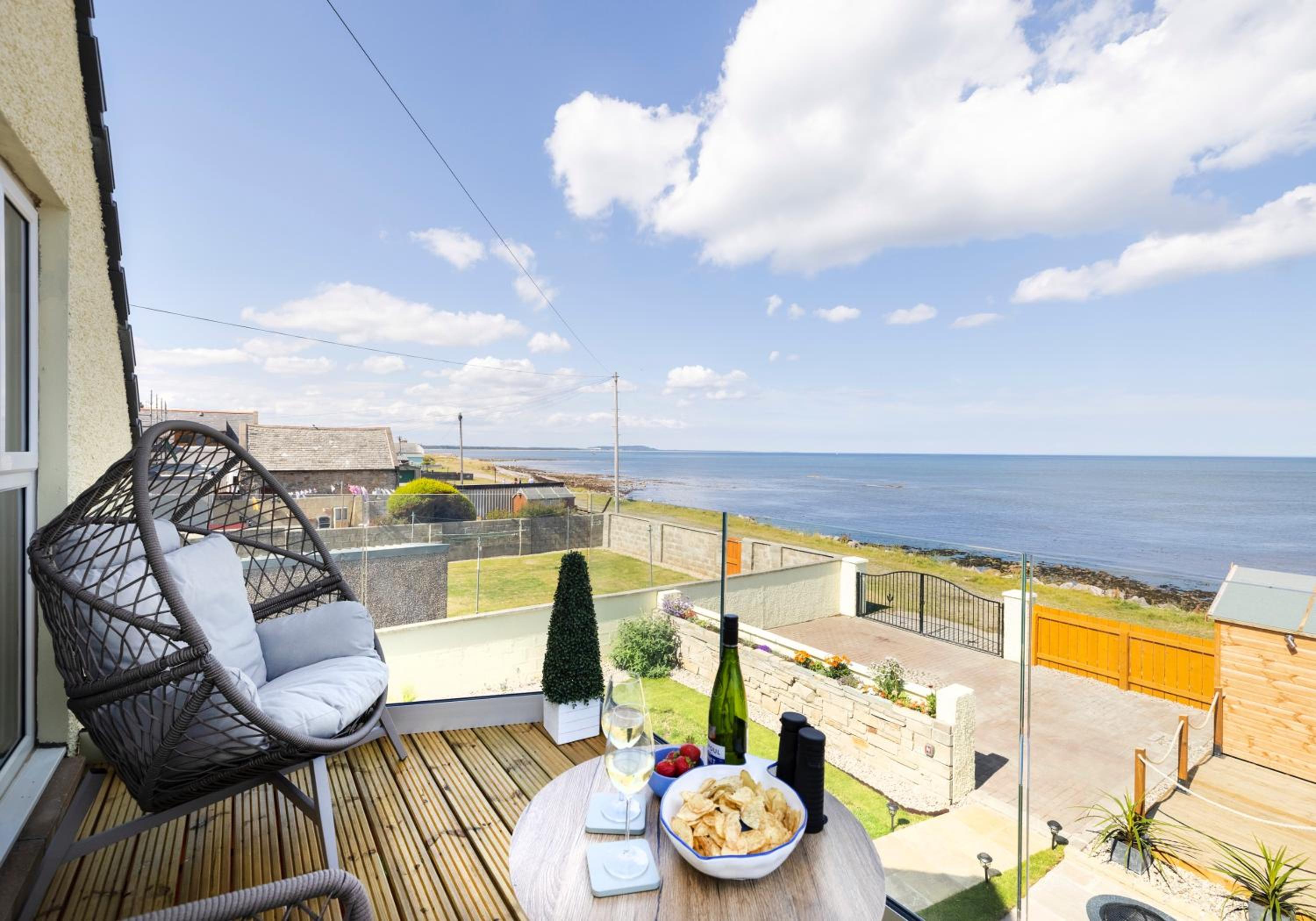 Aurora House Hot Tub & Sea View Images