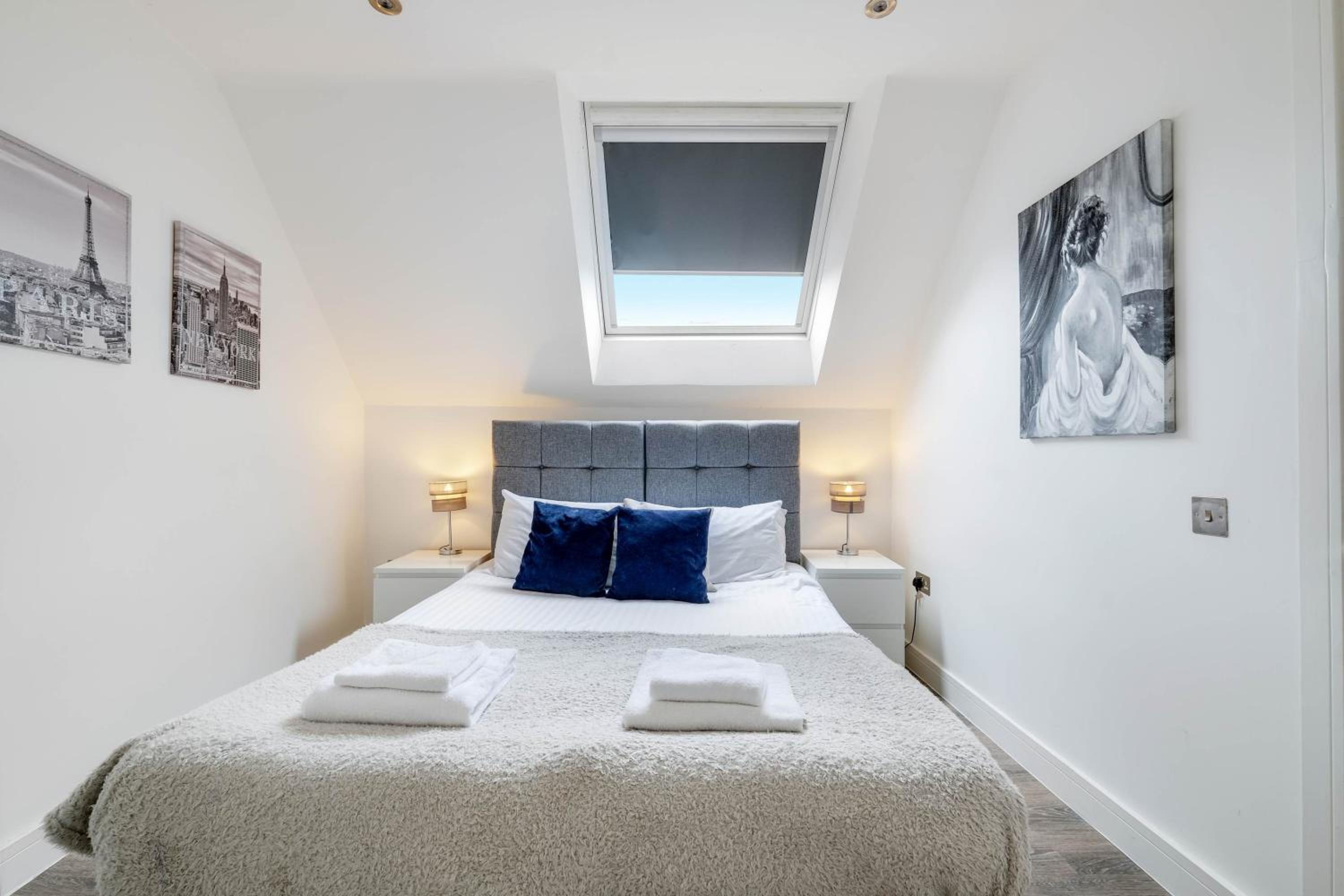 Reading Town Centre 3 Bedroom Apartment with Parking Images