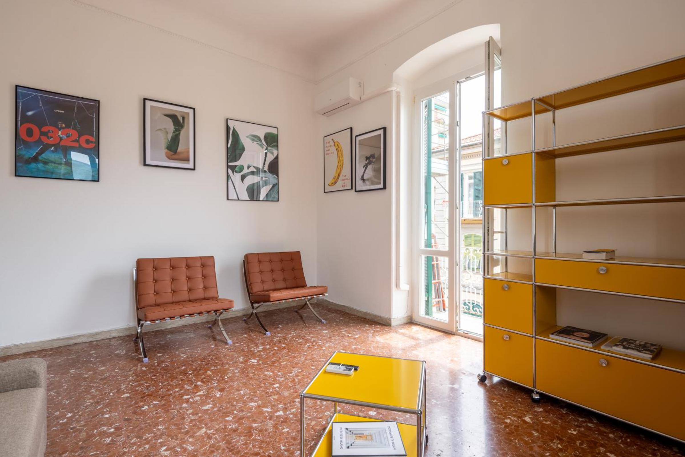 Fancy apartment bright with city and mountain view on an ancient staircase 5 mins to the station with 2 balcony with amazing city view Images