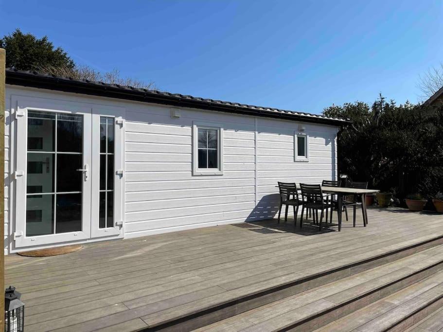 small-house-with-lake-view