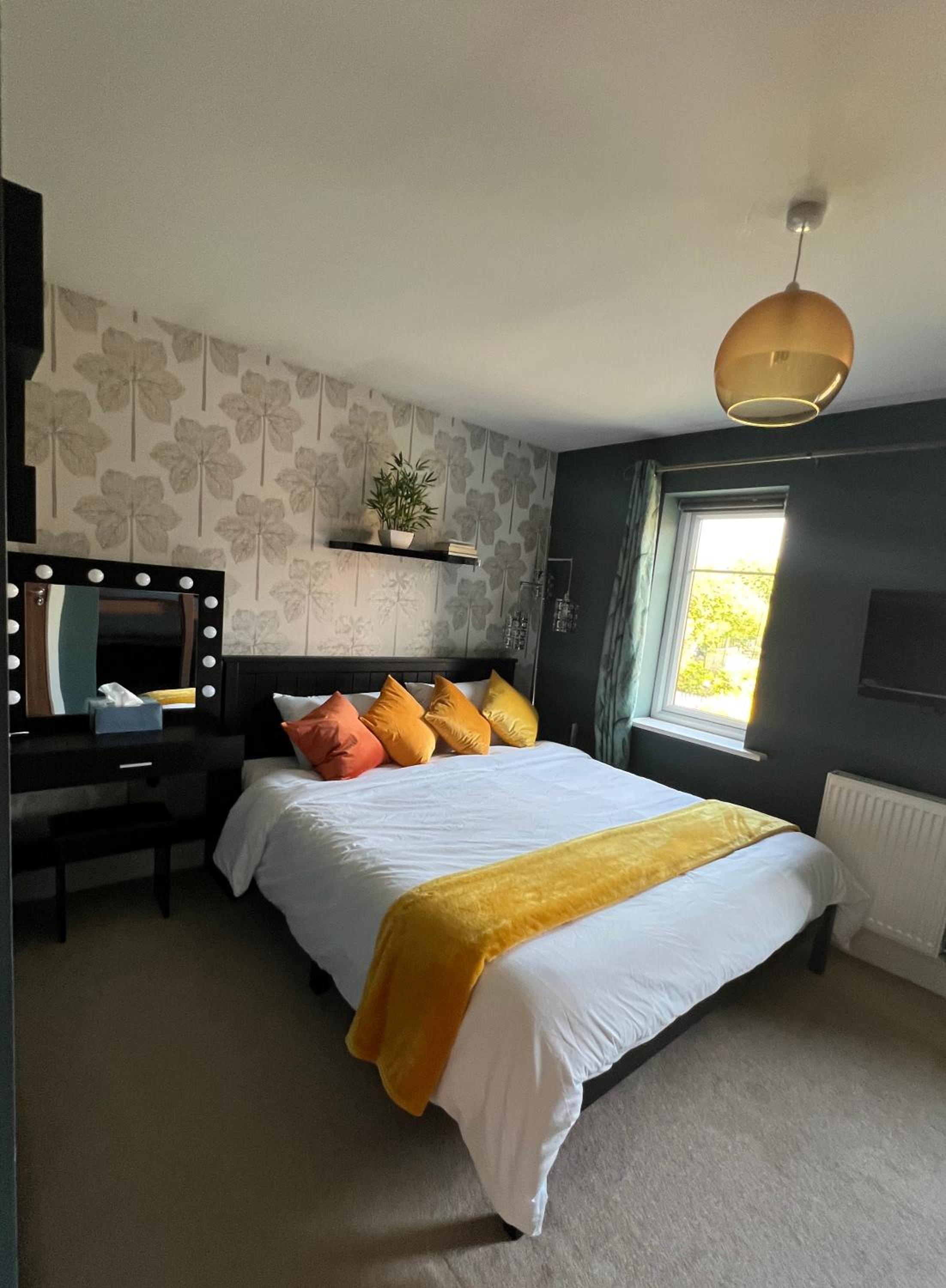 En-suite Room with Super King Size Bed - Free Wifi - Free Parking Images