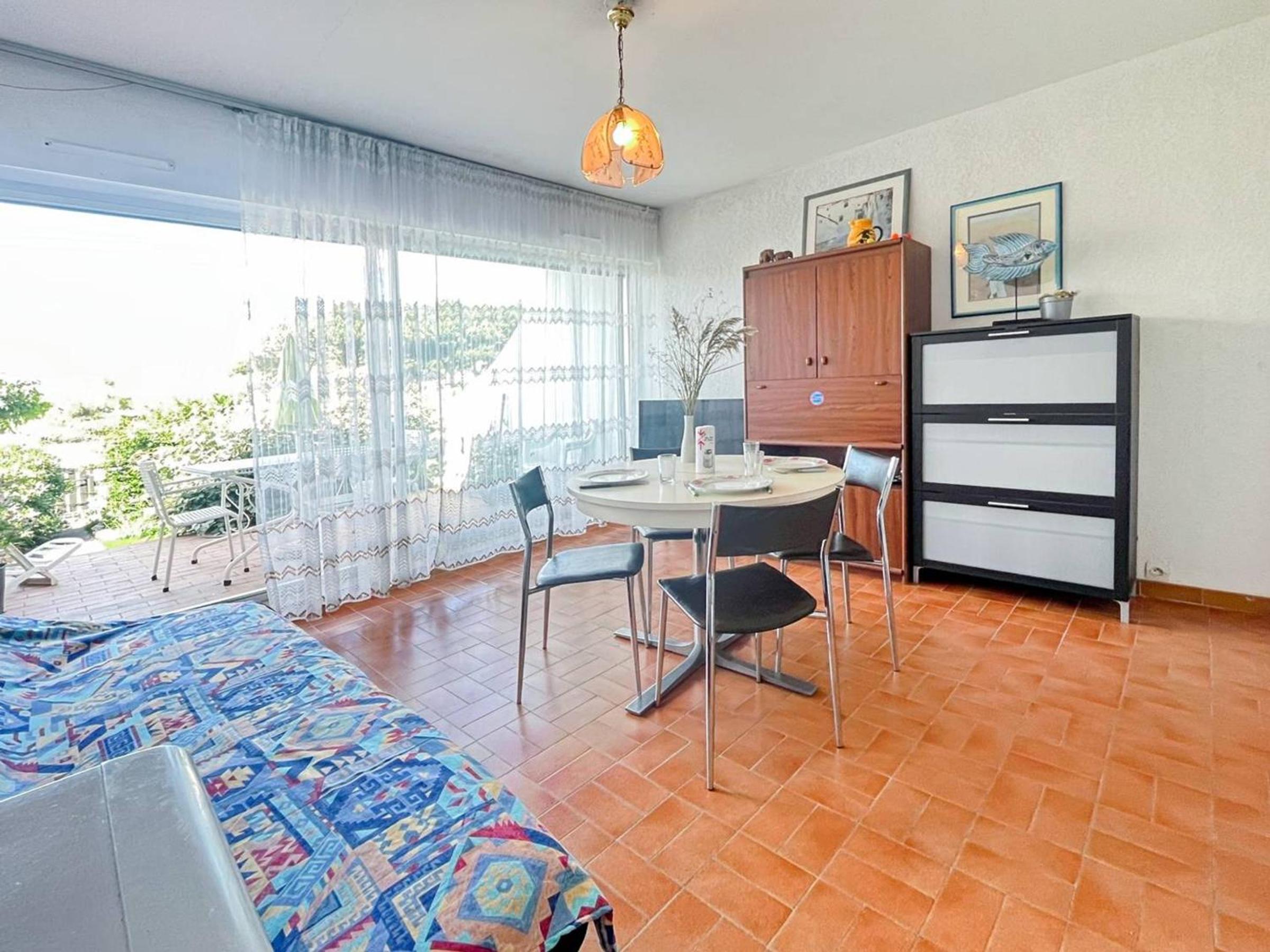 Studio Cabine au Grau-du-Roi: Proche Plage, Terrasse, Capacité 6 Personnes - FR-1-717-67 Images