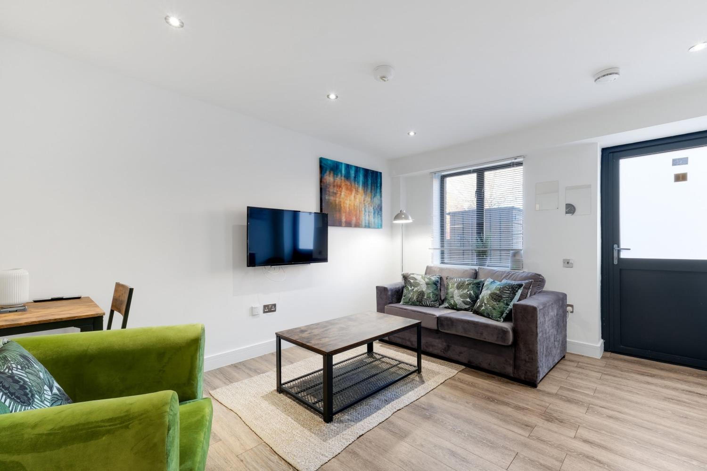 Reading Town Centre 1 Bedroom Apartment with Parking by 360stays Images