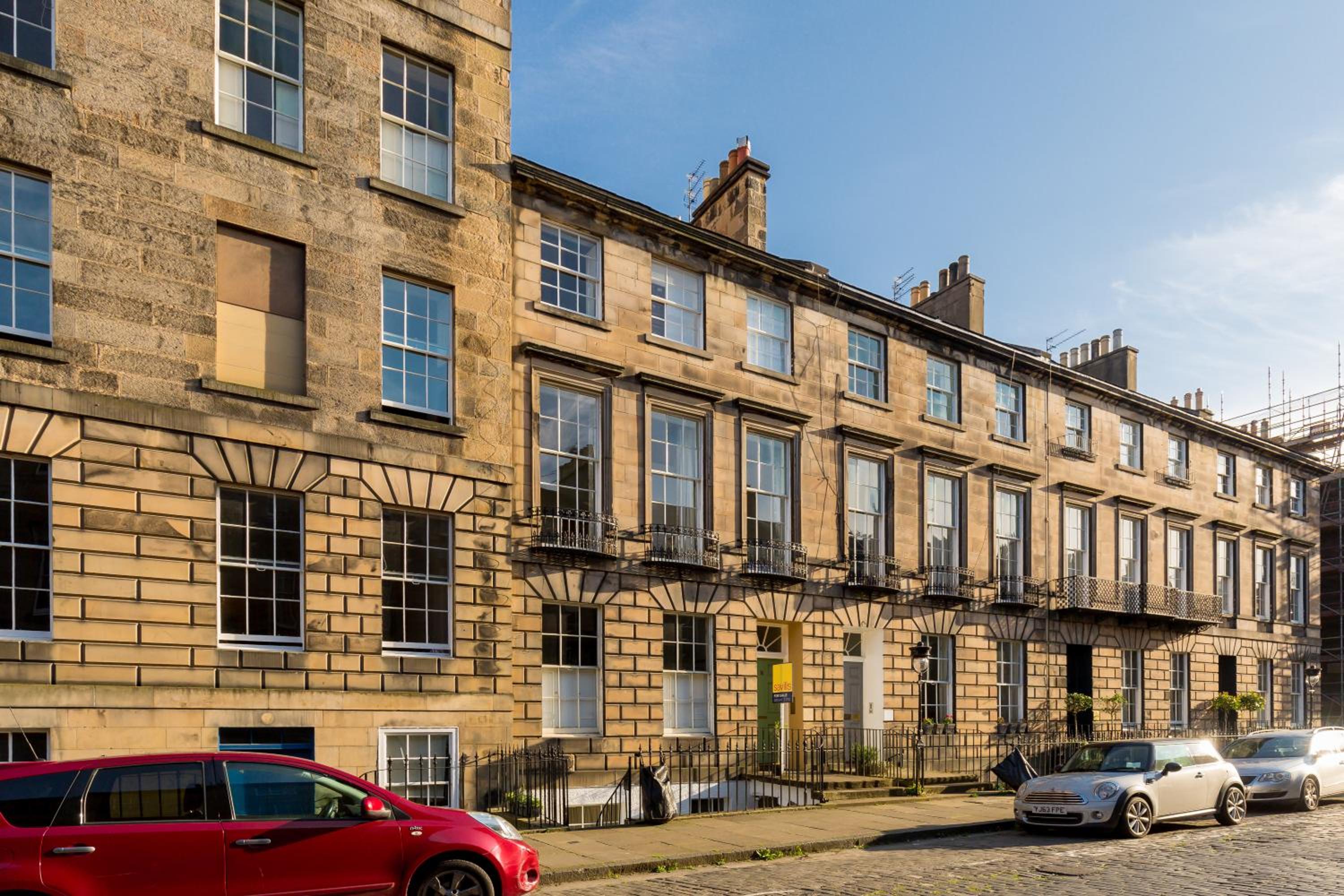 Light and Spacious 2 Bedroom Flat in Heart of Edinburgh Images