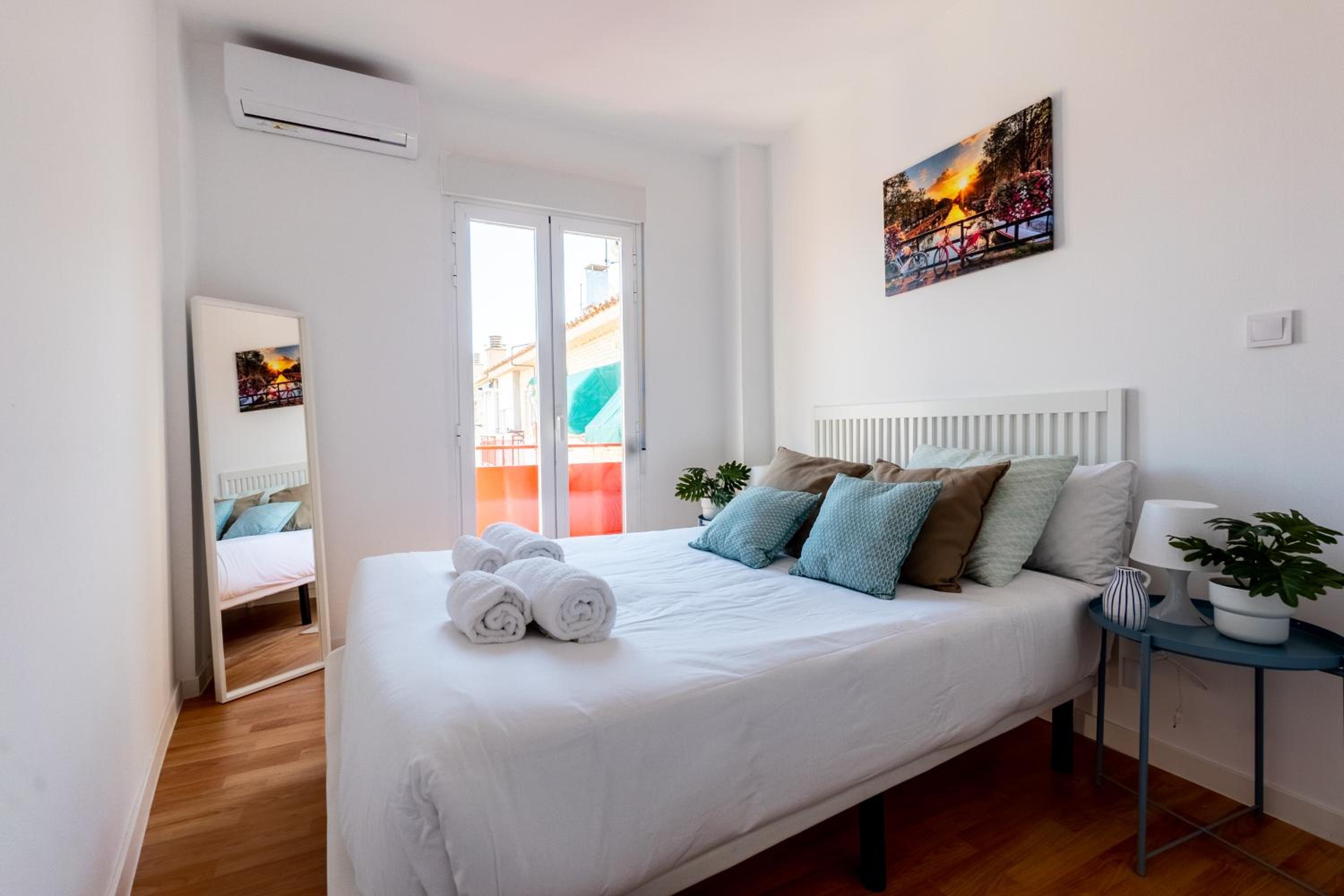 Homely 2 Bedroom Apartment in Barajas Images