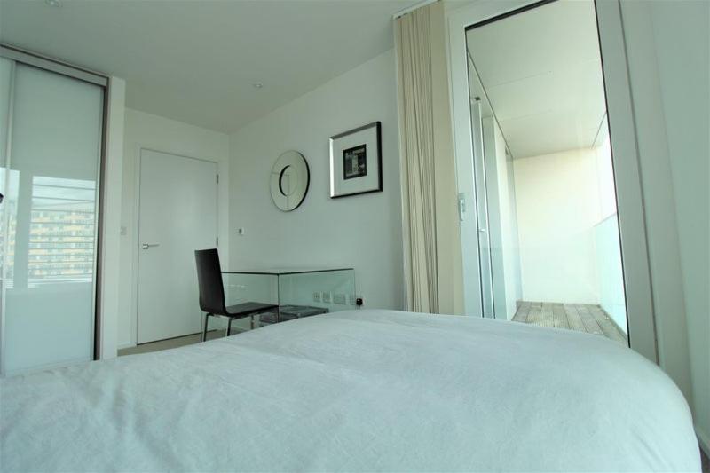 Modern 2BD Flat with a Balcony - Wandsworth Images