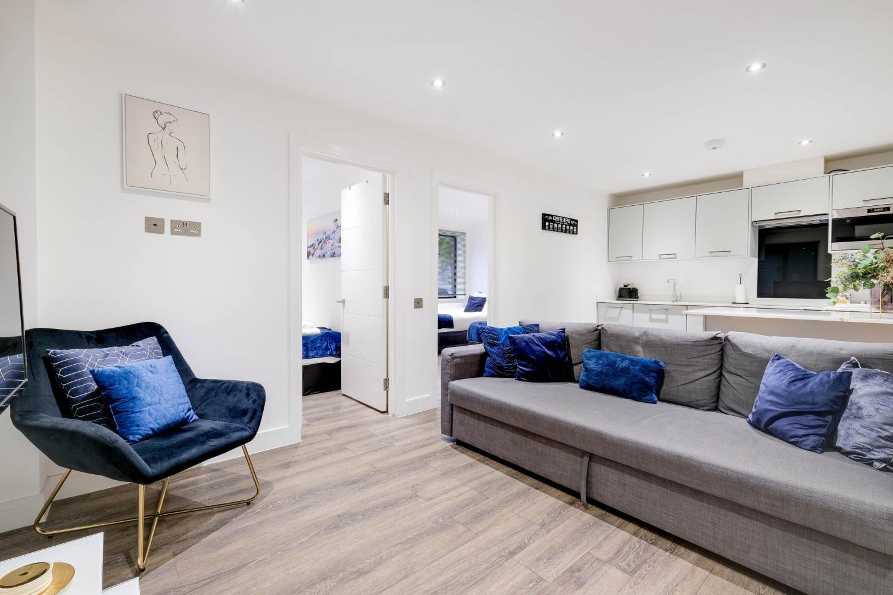 Reading Town Centre 2 Bedroom Apartments with Parking by 360Stays Images