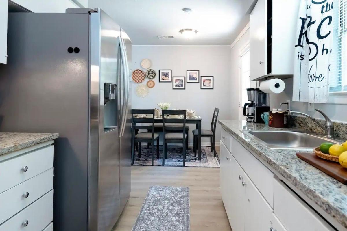 Spacious 3BR Home for 10 Guests Near Downtown Theme Parks & AT&T Stadium 510 Images