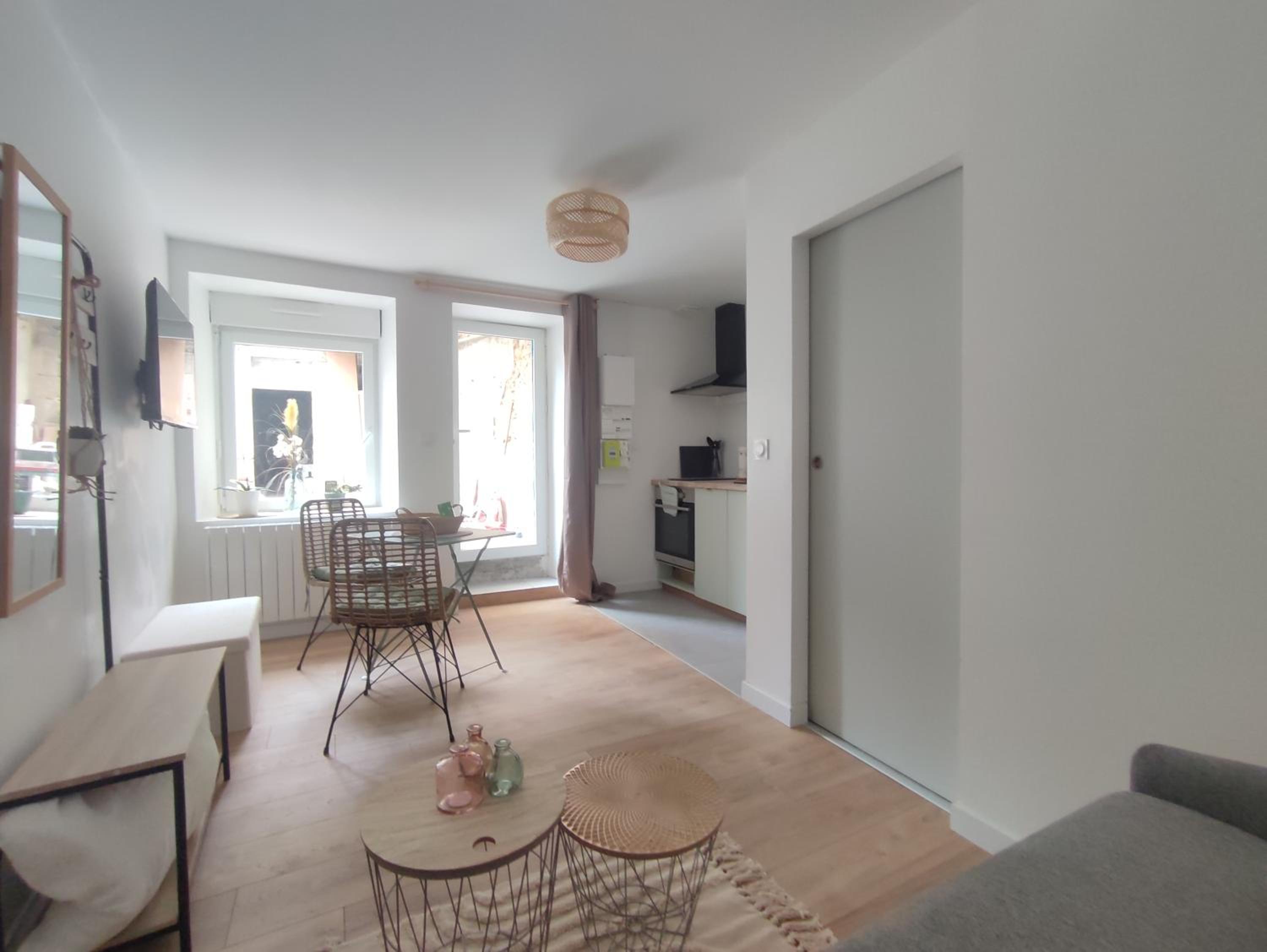 Studio avec patio en centre-ville Images