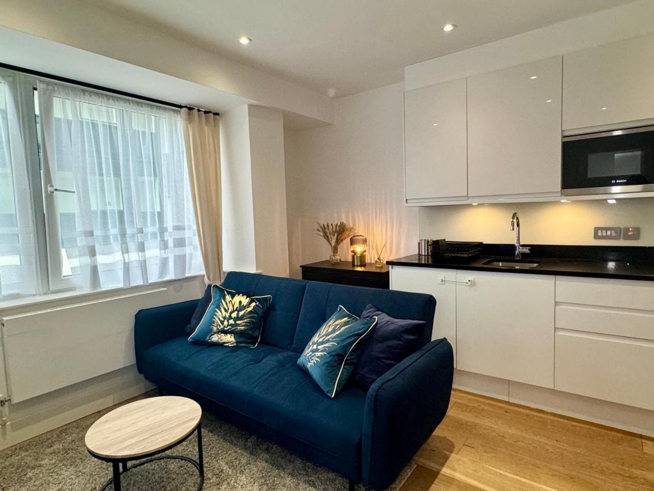 Luxury 2 Bedroom Apartment in Central Croydon with Free Parking Images