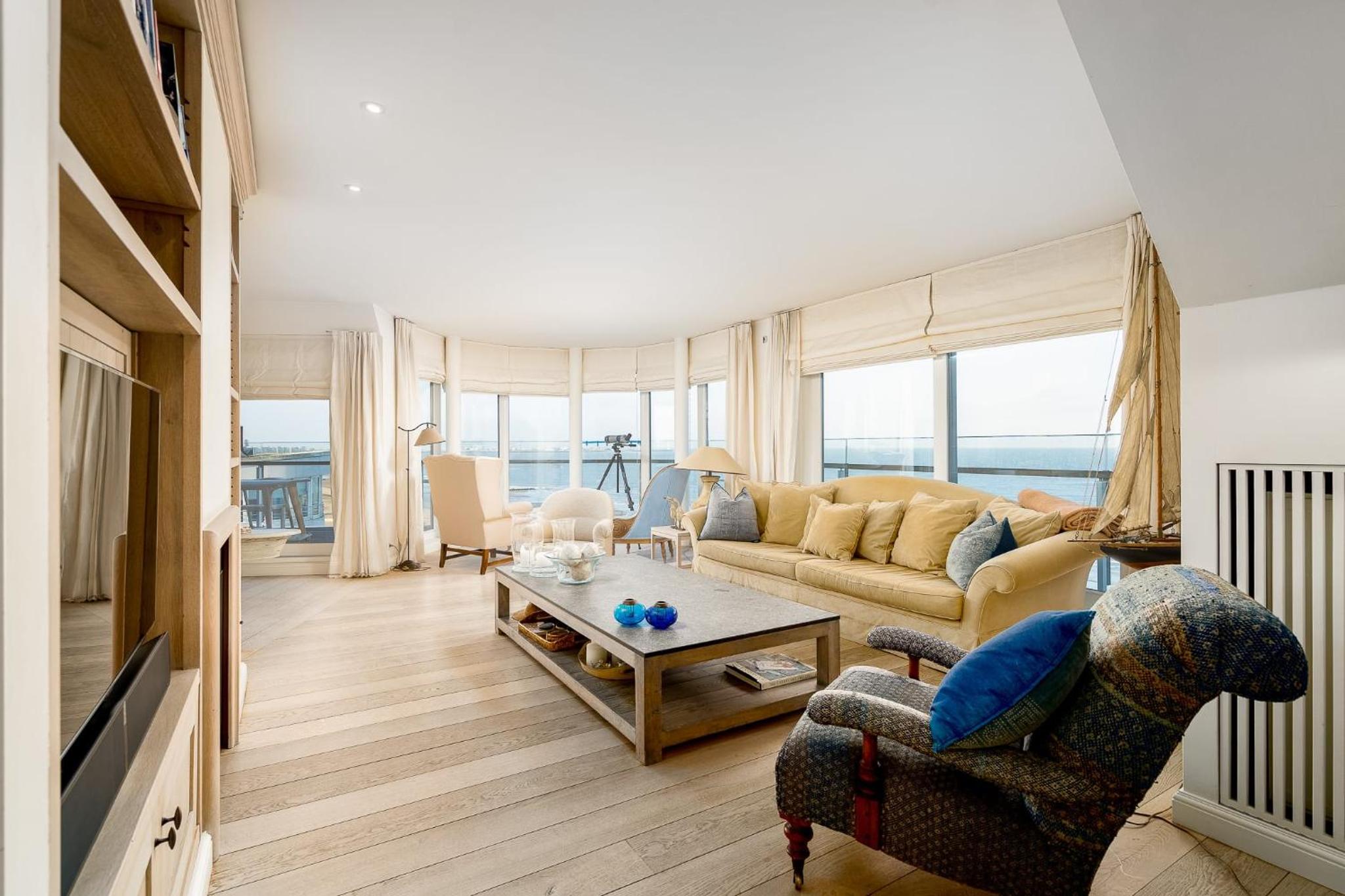 Magnificent penthouse with parking and sea view Images
