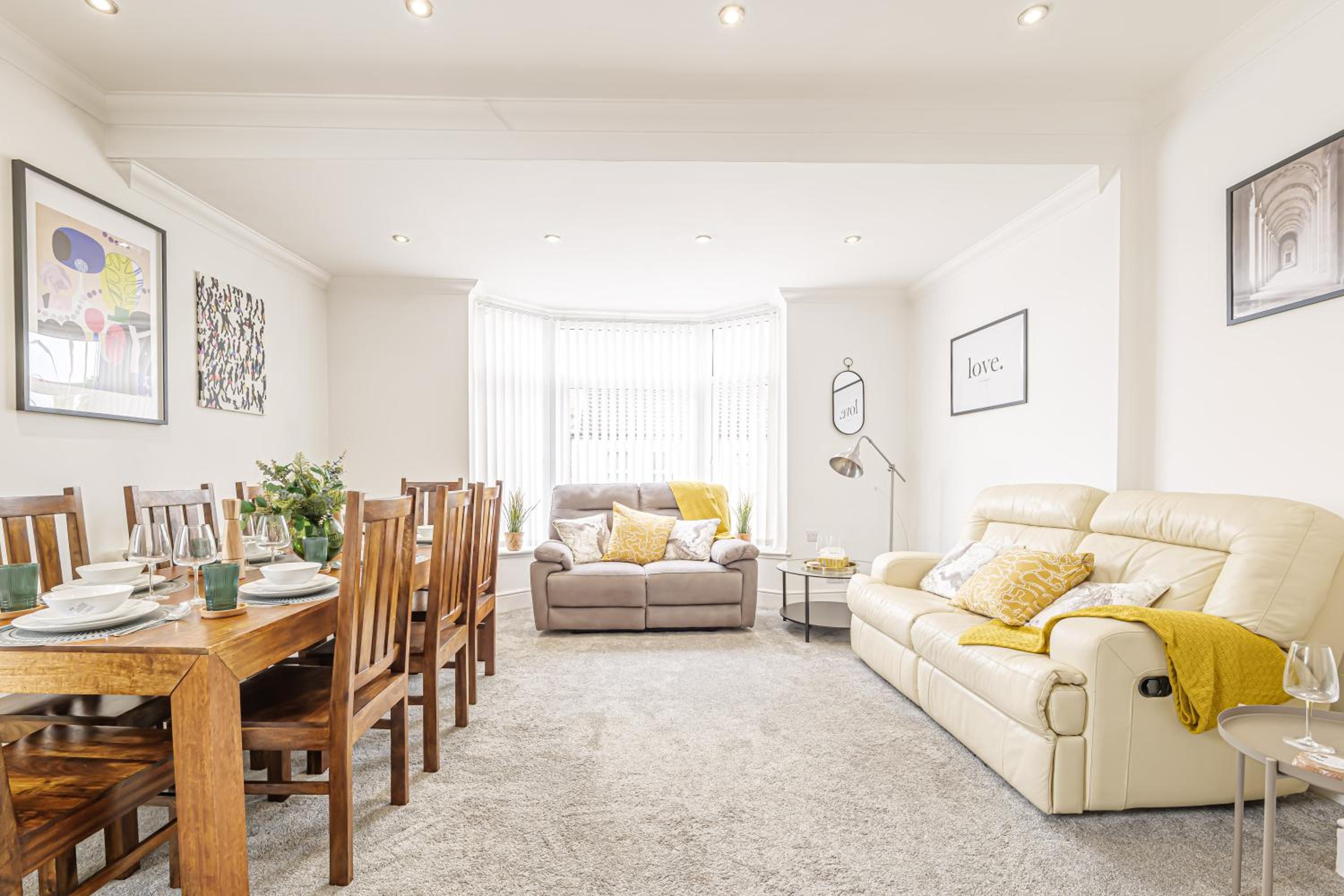 Luxury 4 Bedroom Apartment Southsea - Free Parking Images