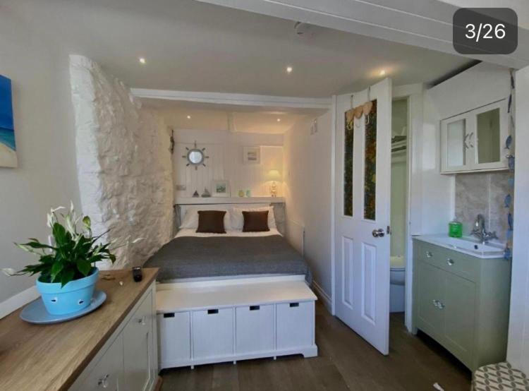 Cornish Cottage in Downalong, St Ives Images