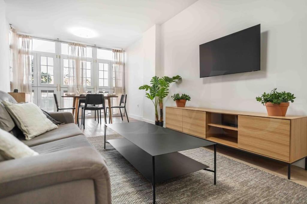 NEW Bright and modern apartment by REMS Images