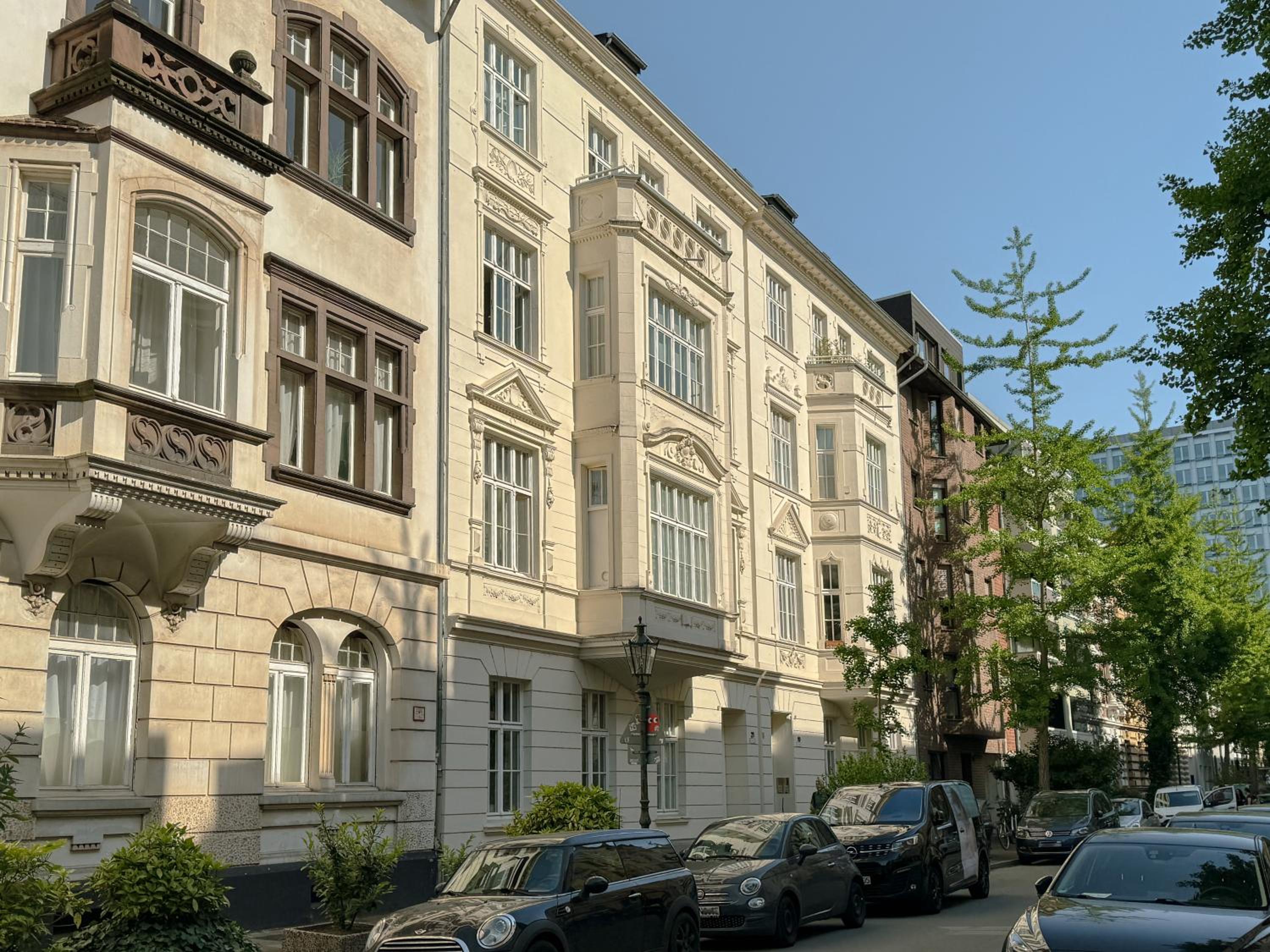 Urbane Oase in Hinterhofresidenz Images
