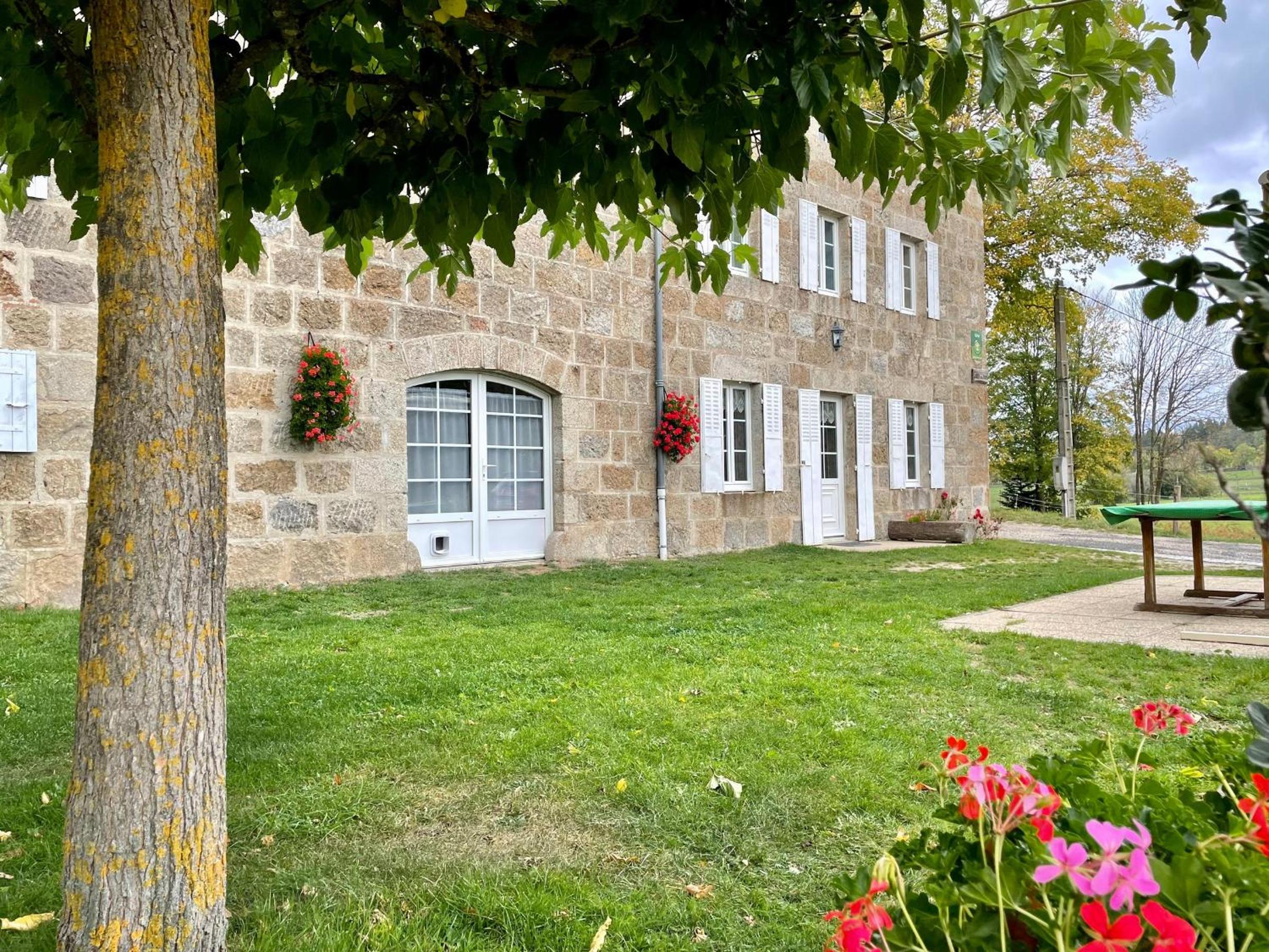 Ancienne ferme rénovée en bordure de forêt avec terrasse, balançoire et travaux modernes - FR-1-582-254 Images