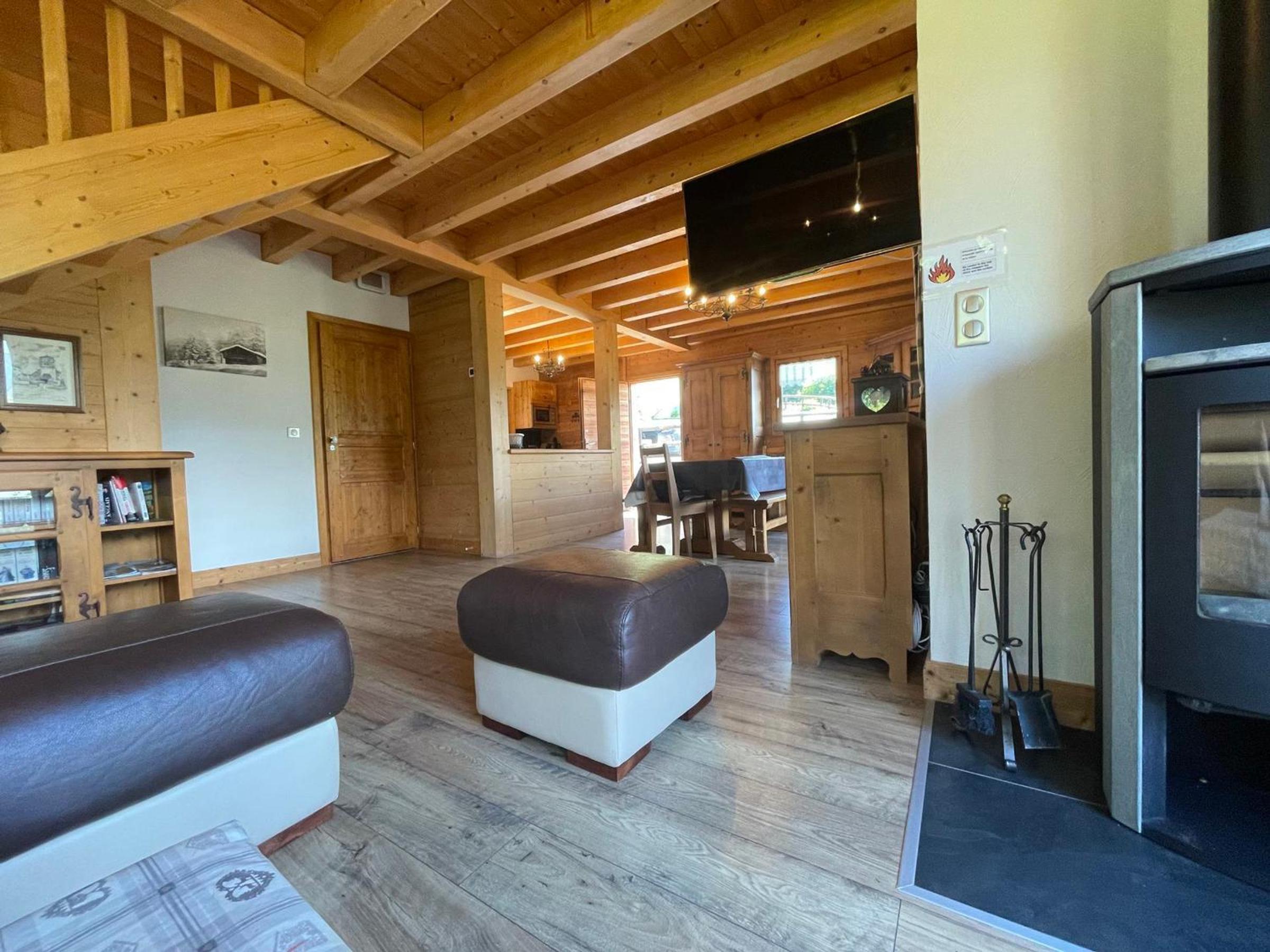 Chalet Savoyard avec Jardin, Poêle à Bois et WIFI - FR-1-624-11 Images