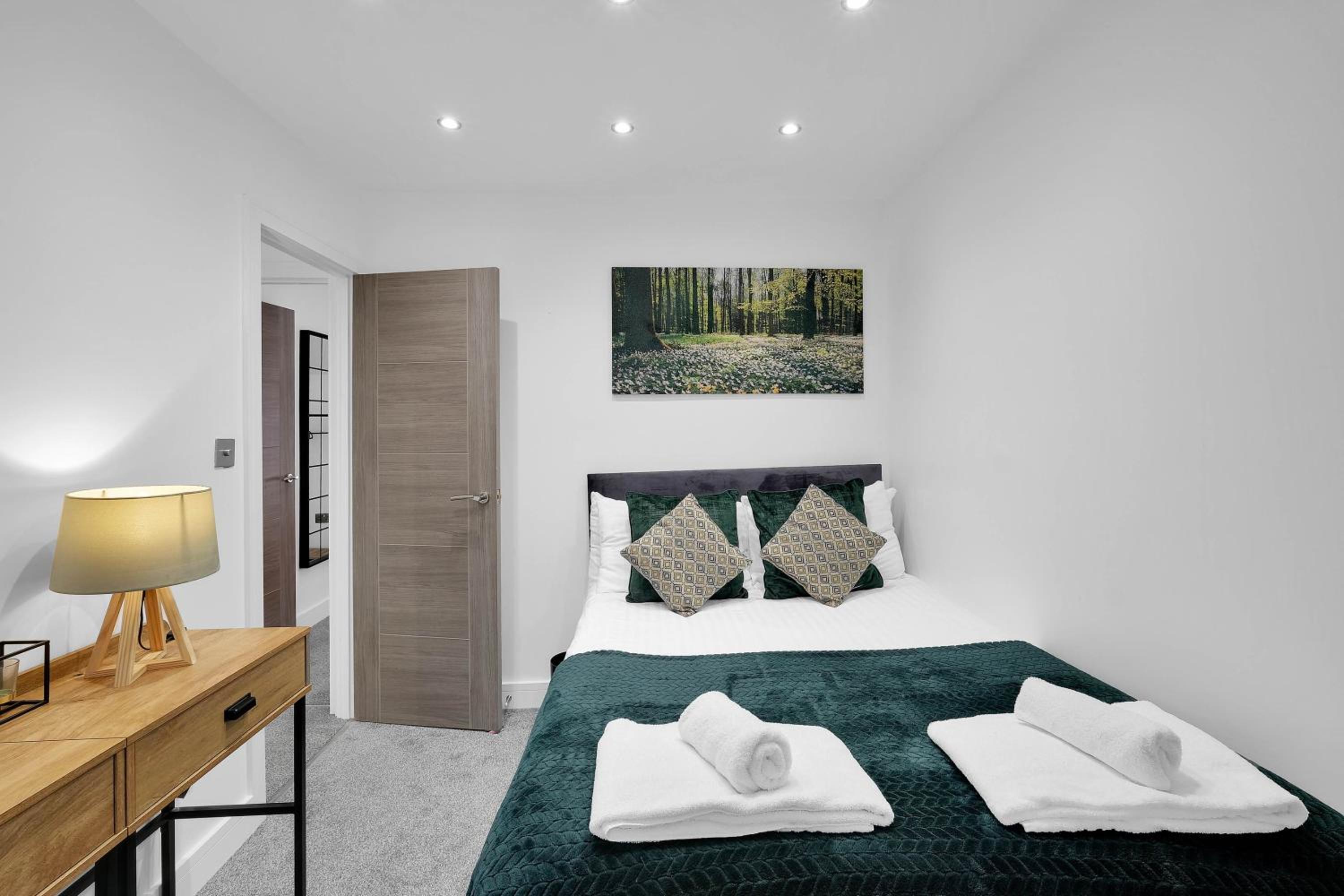 Newly refurbished 2 Bed House in a Town Centre Location Images