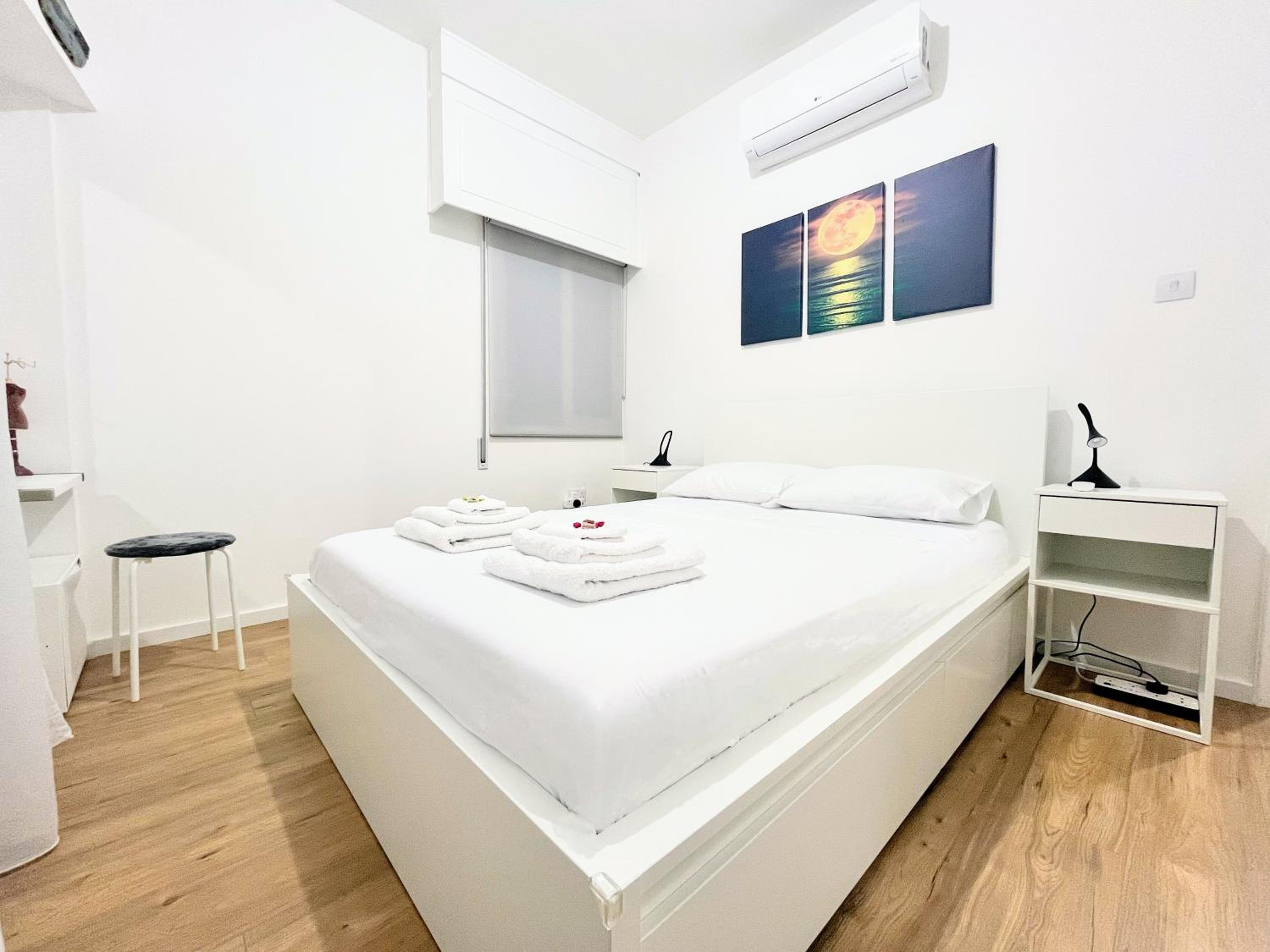 Modern apartment near McKenzie beach Images