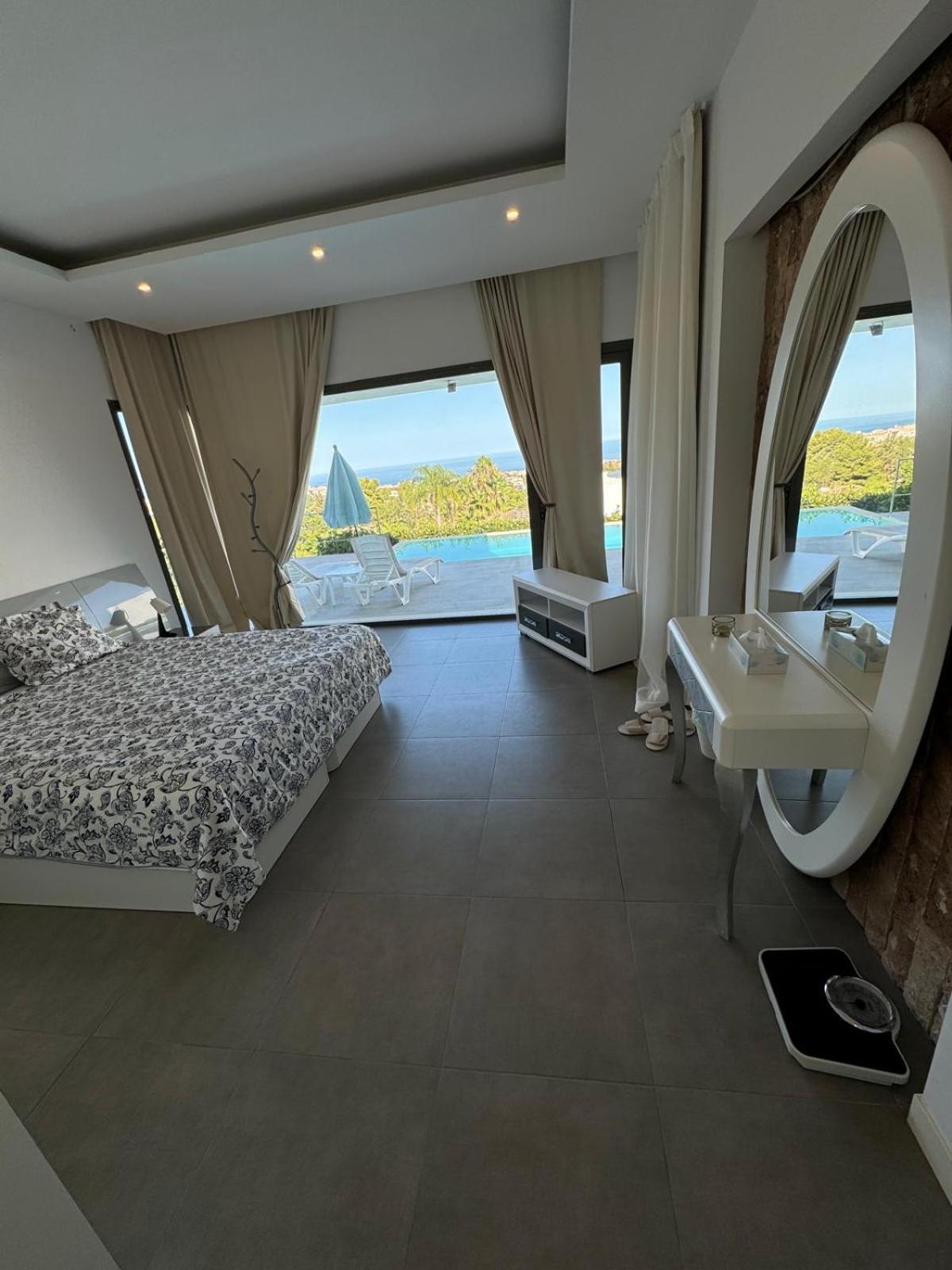 Villa Avenida de Hacienda Images