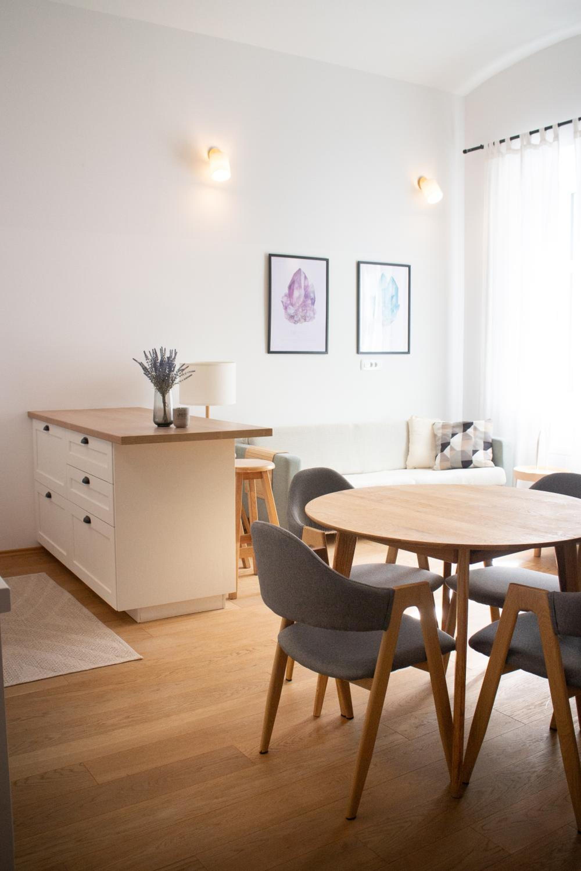 Crystal City Apartment SELF-CHECK-IN Images