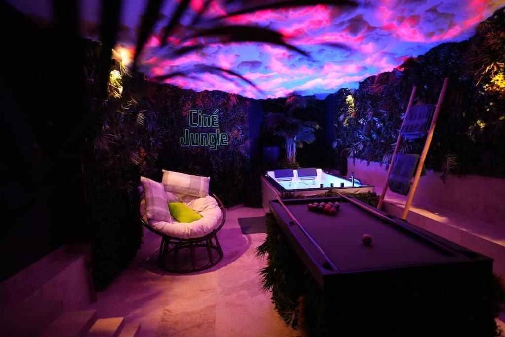 Ciné jungle duplex balnéo Images