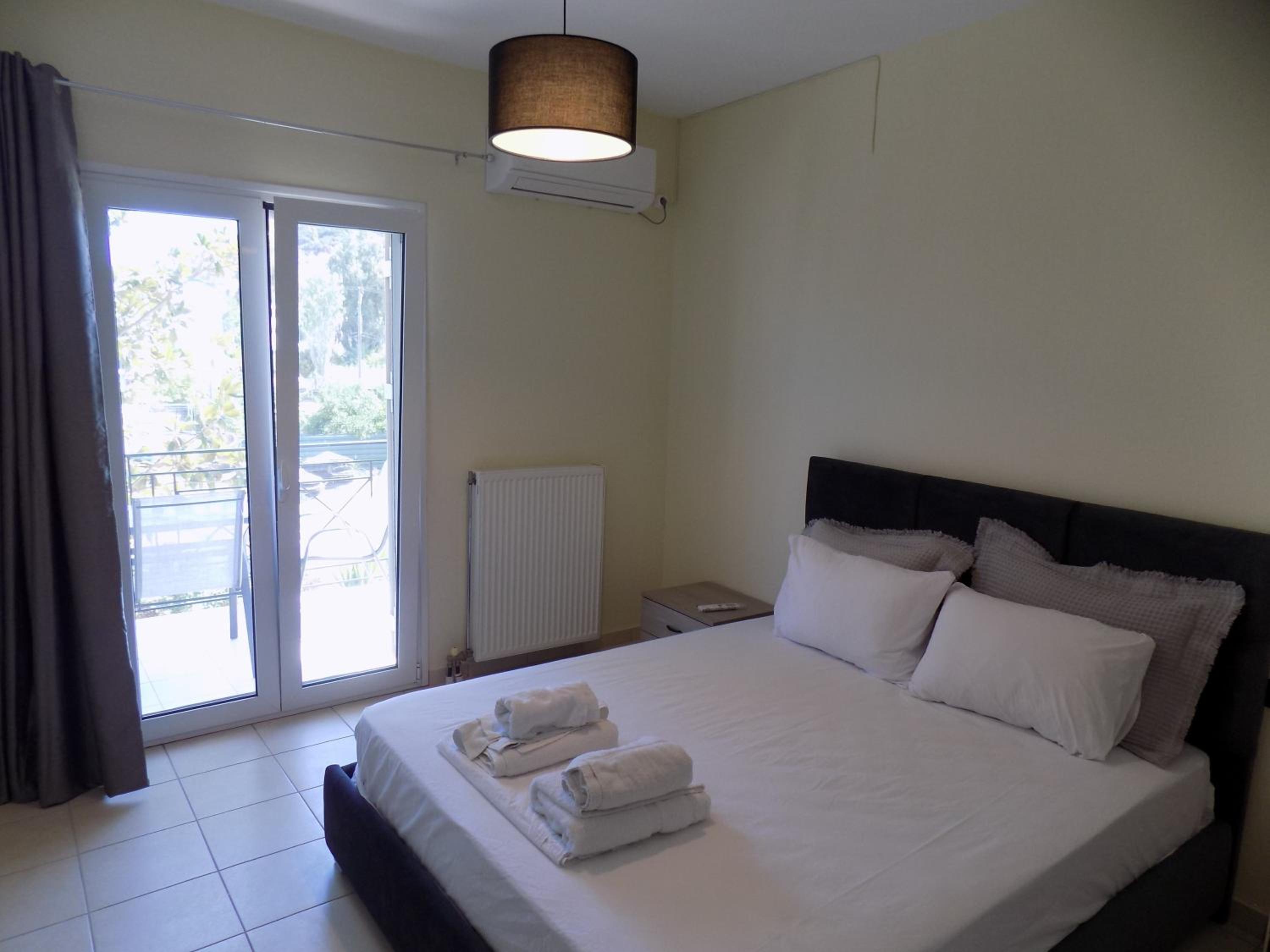Skiathos LefKoMa 2 Bd Balcony apt Images