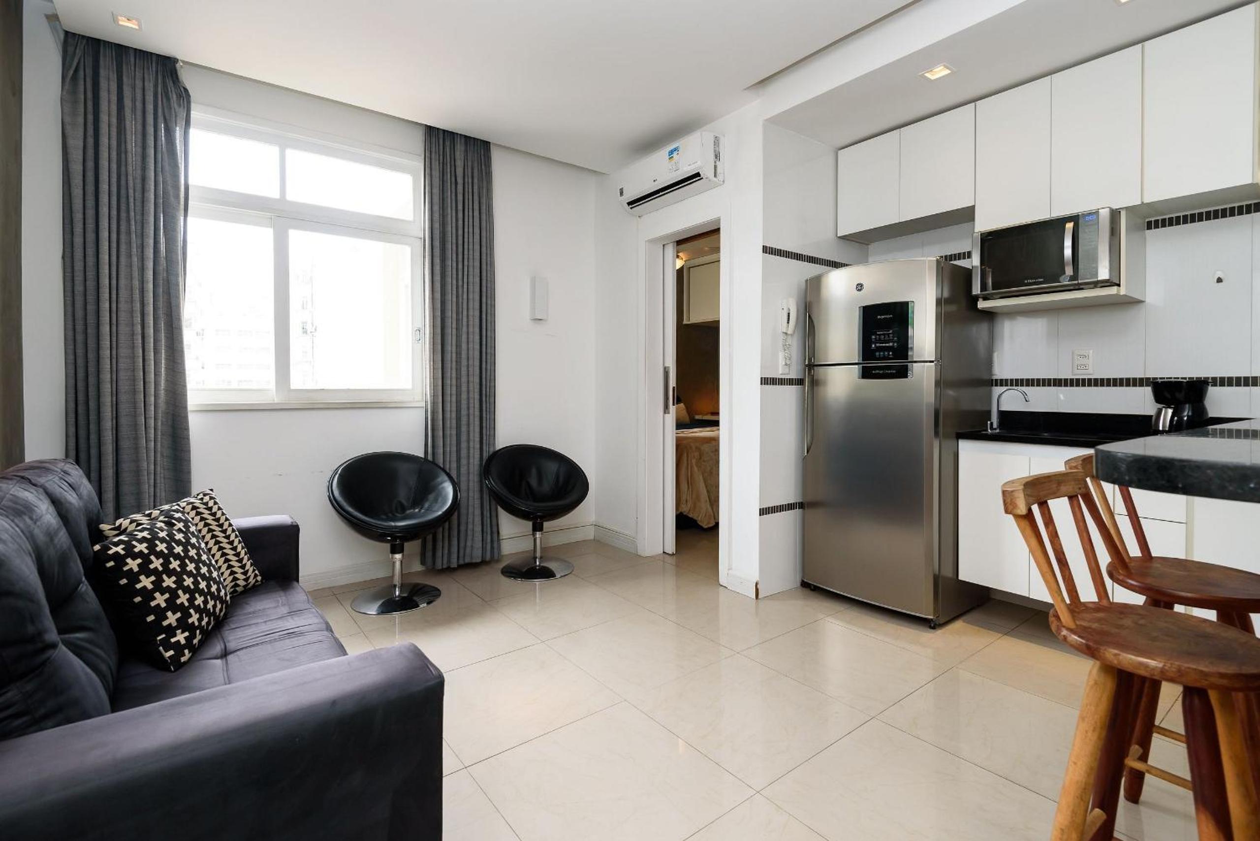 1 Quarto a 200m da Praia de Copacabana | SC 86/712 Images