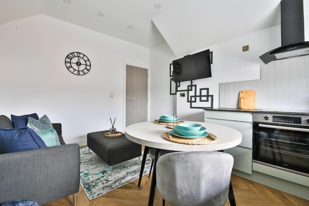 Modern & Elegant 1 Bed Flat near Heath Hospital Images