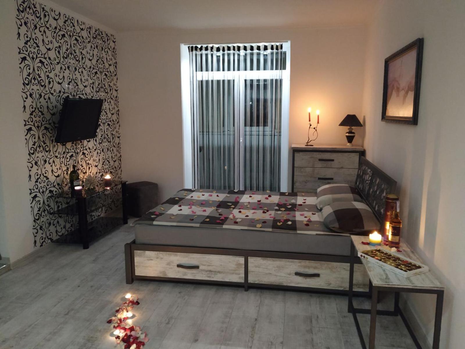 Home in Center with jacuzzi Images