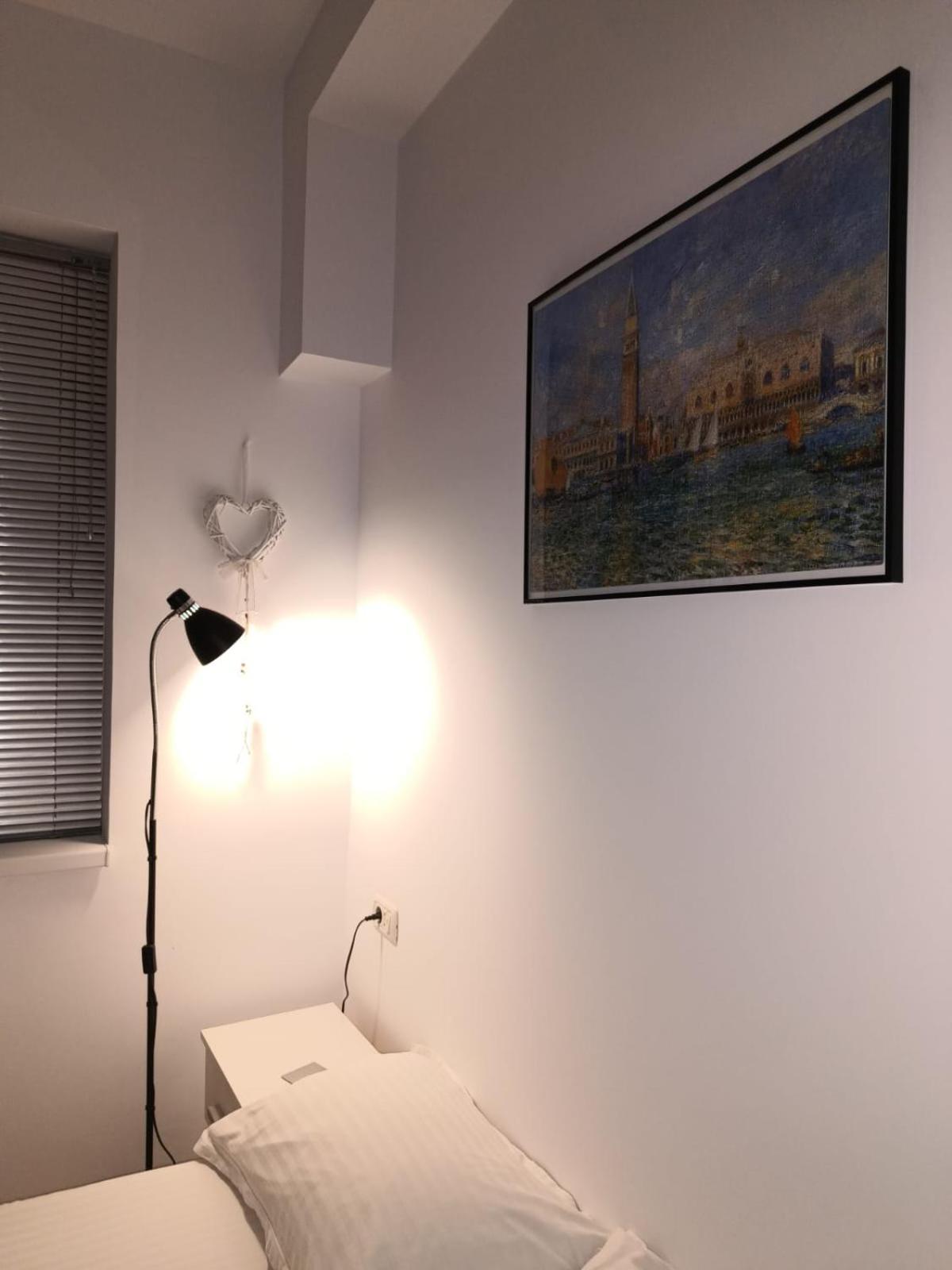 Studio 21 Images