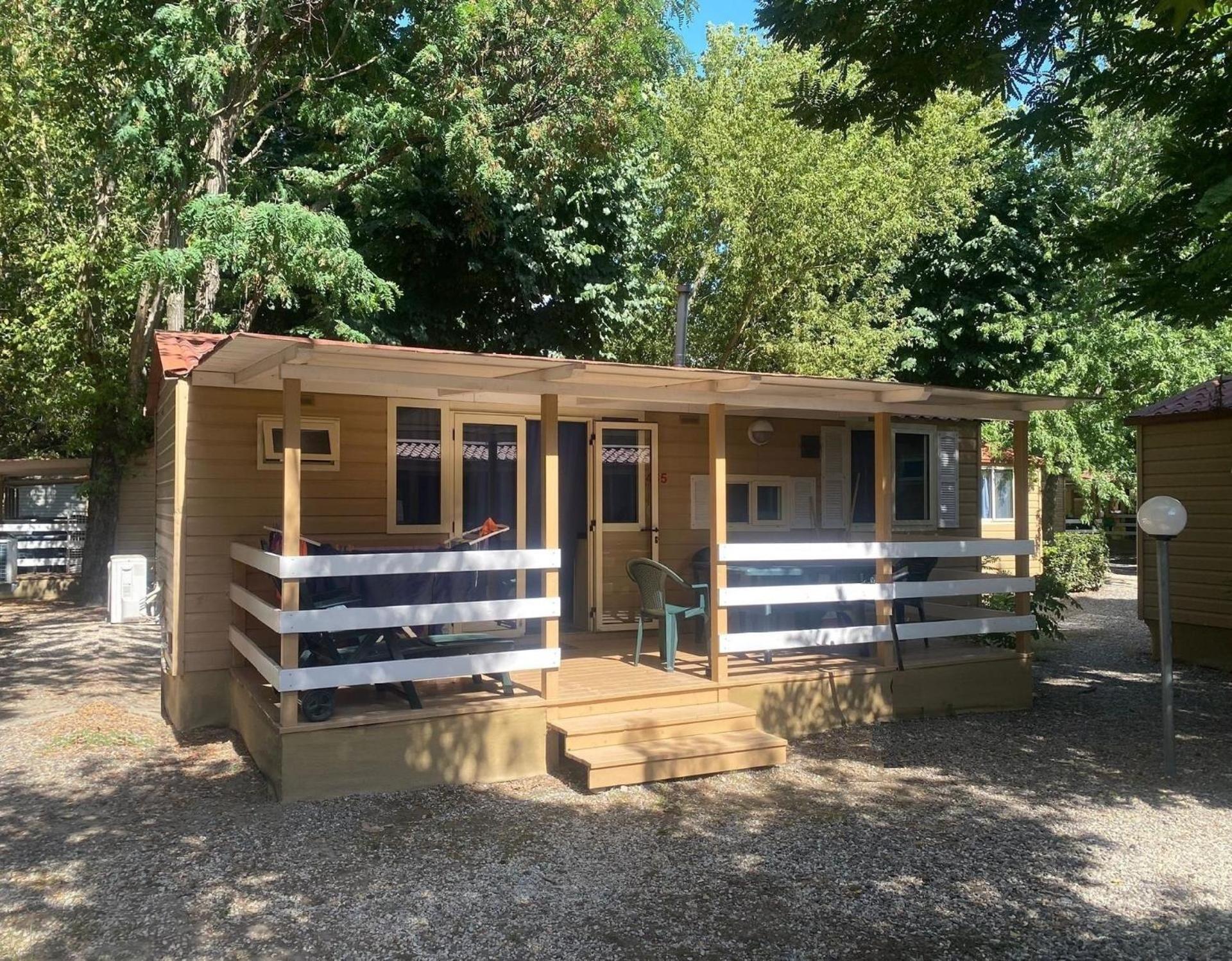 Chalet auf einem Campingplatz mit überdachter Veranda Images