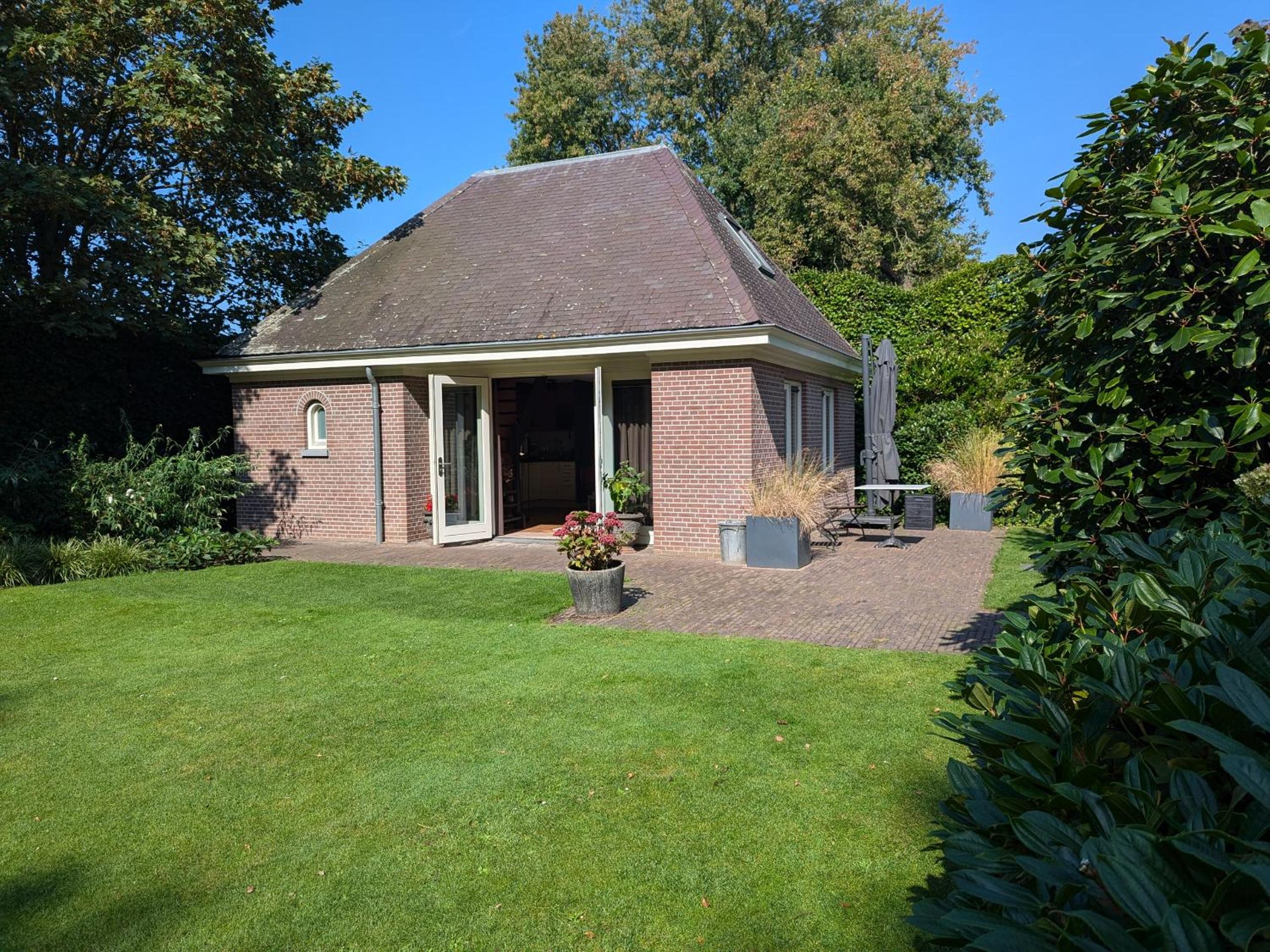 Stylish Guesthouse with 2 Free E-bikes - near Breda! Images