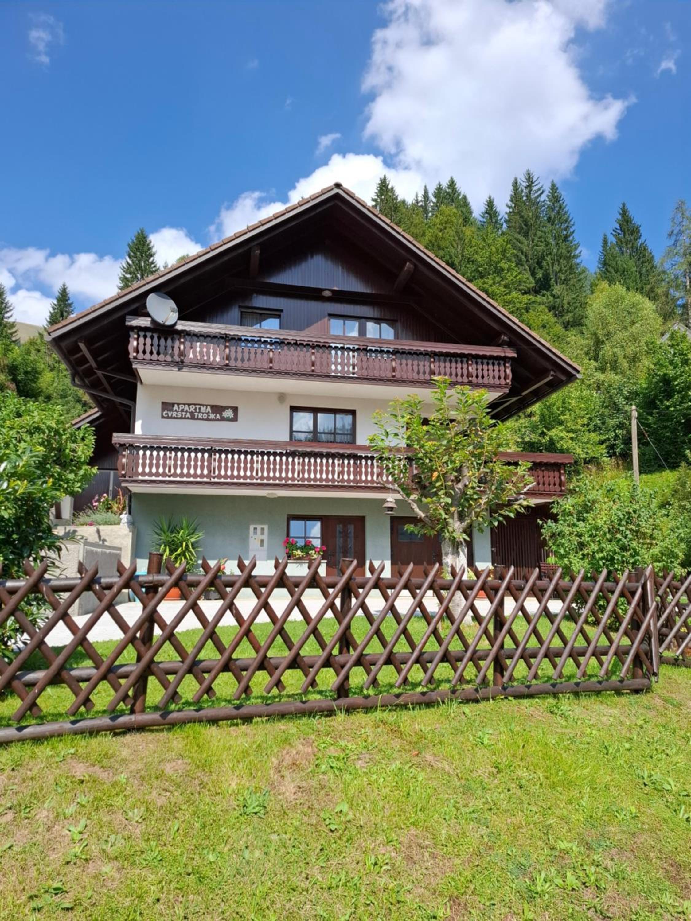Apartma ČVRSTA TROJKA Images