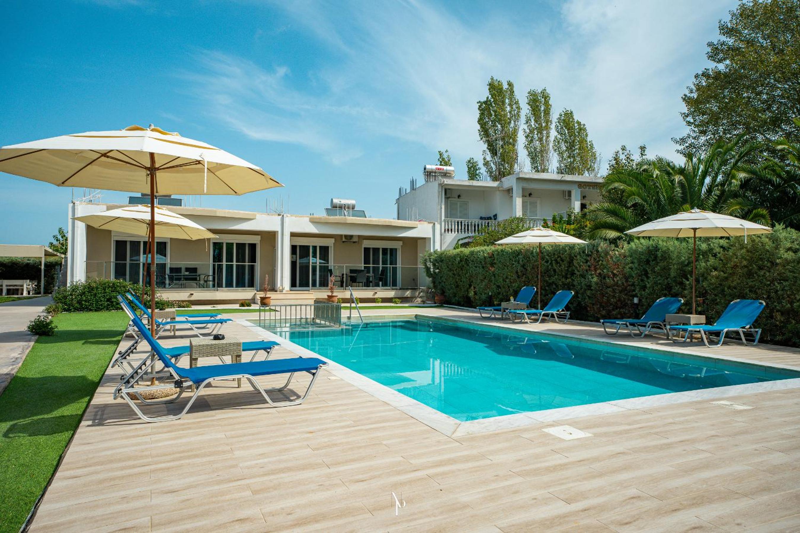 Nancy's budget villa with pool & Jacuzzi Images