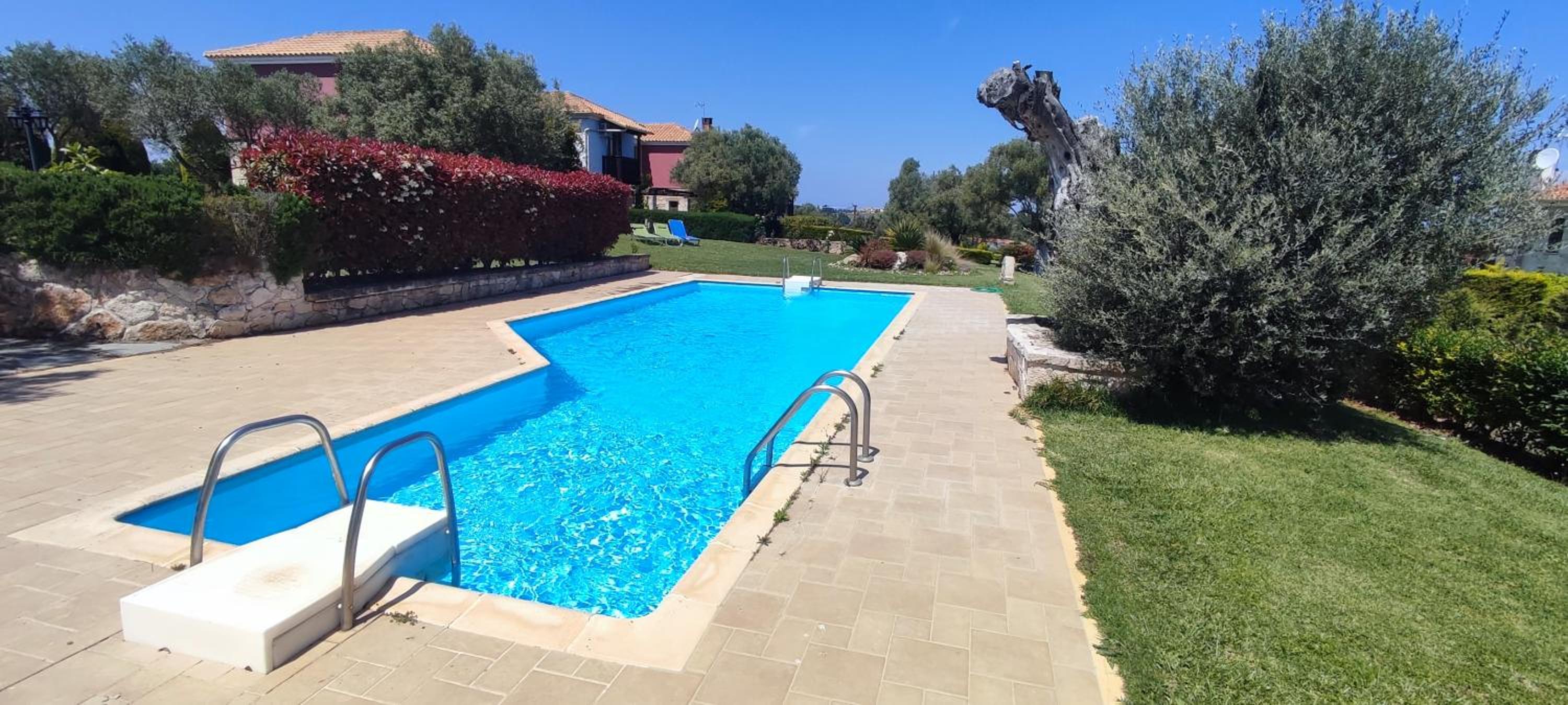 Lux Duplex with shared pool