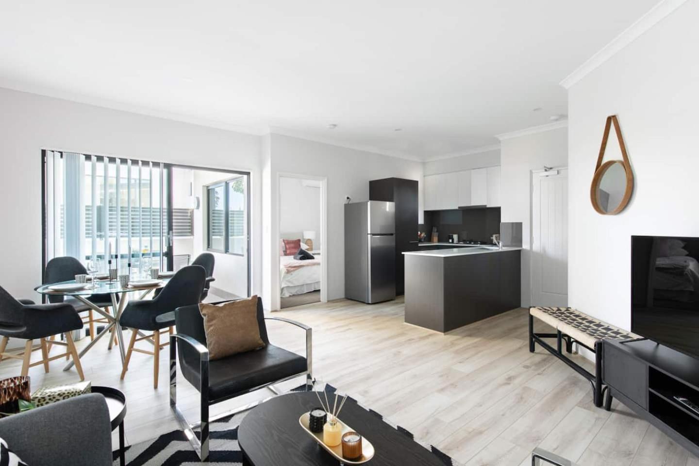 Chic Exec 2bdr 2bath -River,FREO,Parking,AC