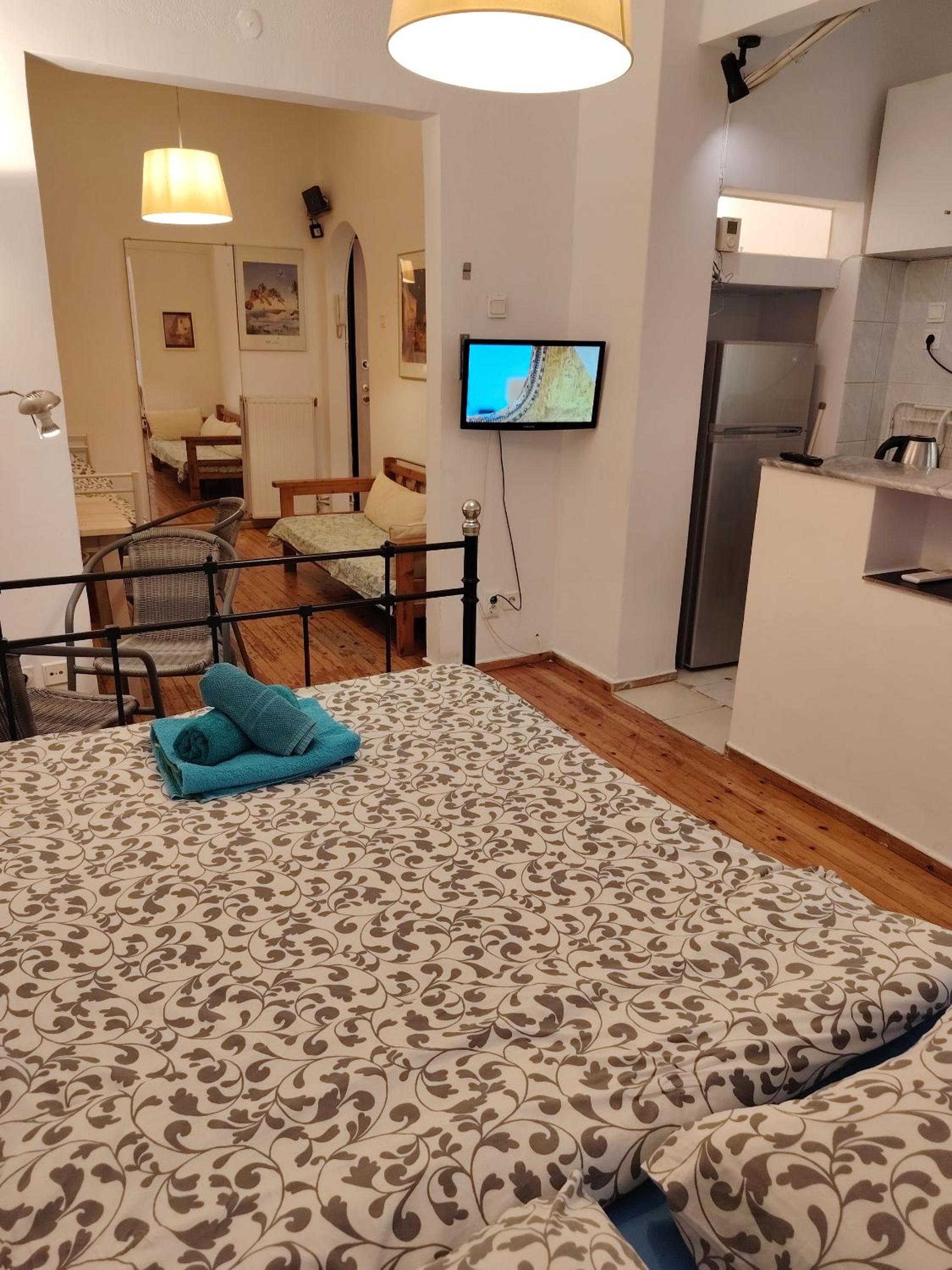 White Tower Cozy Studio OYR1