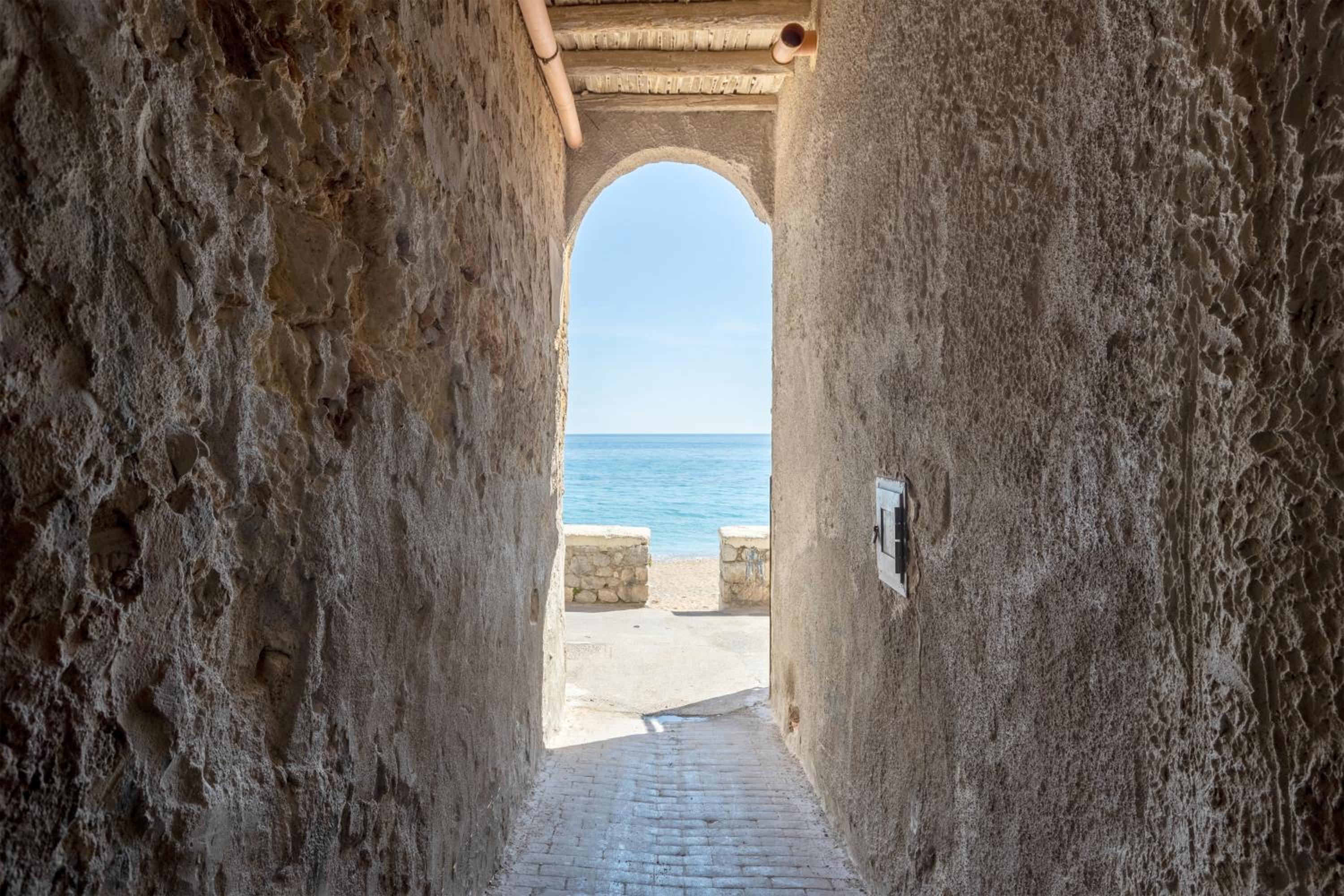 Una porta a mare