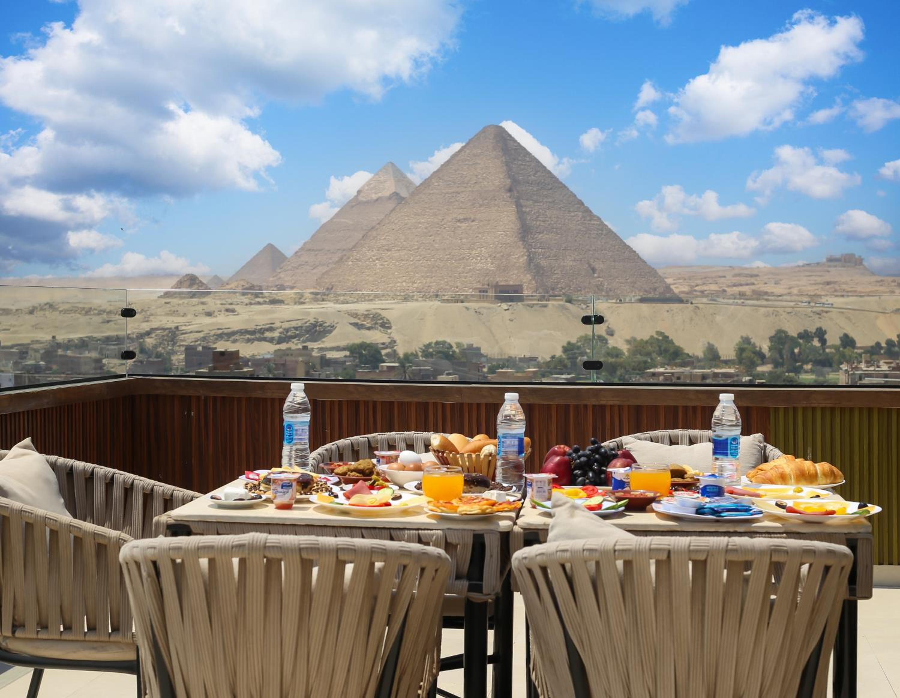 Crowne Pyramids View inn