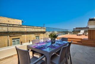 Valletta Luxe 3-Bedroom Duplex Penthouse with Sea View Terrace and Jacuzzi - Valeta - 8