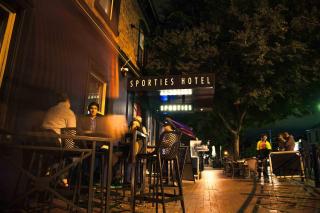 Sporties Hotel - Launceston - 8